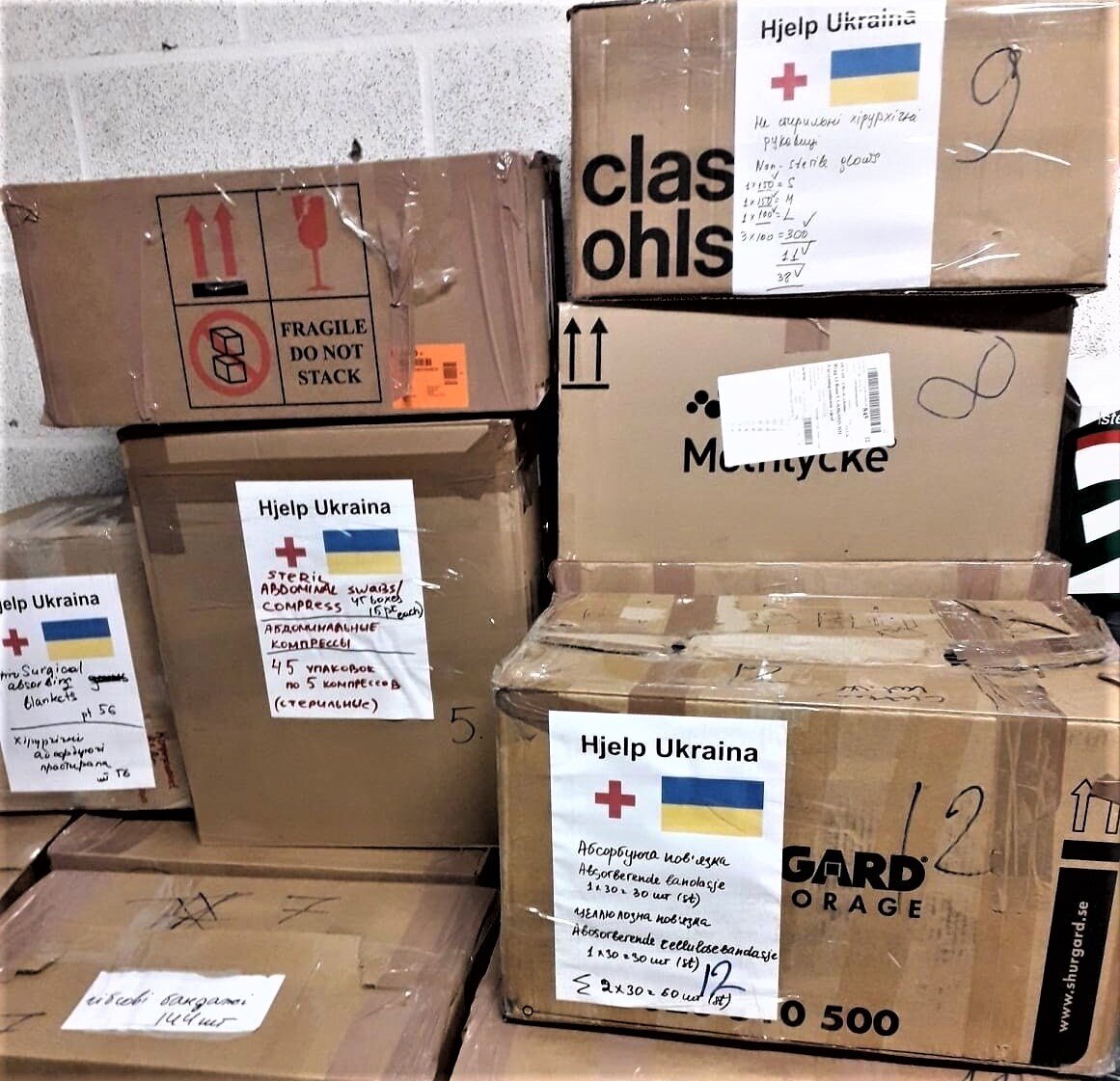 Utstyr, medisinsk utstyr Bildet viser esker pakket med medisinsk utstyr.