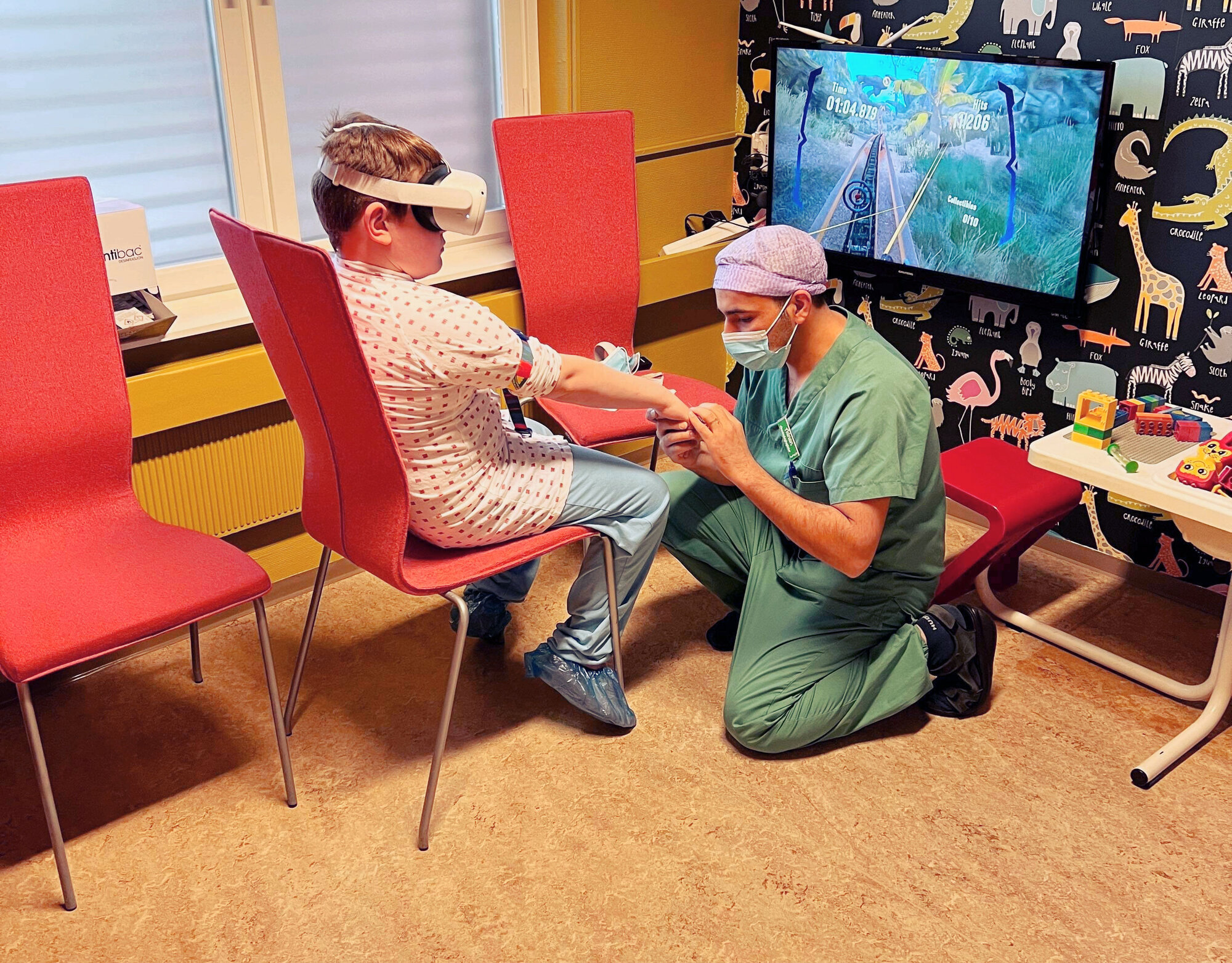 Avledning med VR-briller under PVK-innleggelse Bildet viser en gutt som har på VR-briller mens en anestesisykepleier legger inn perifert venekateter