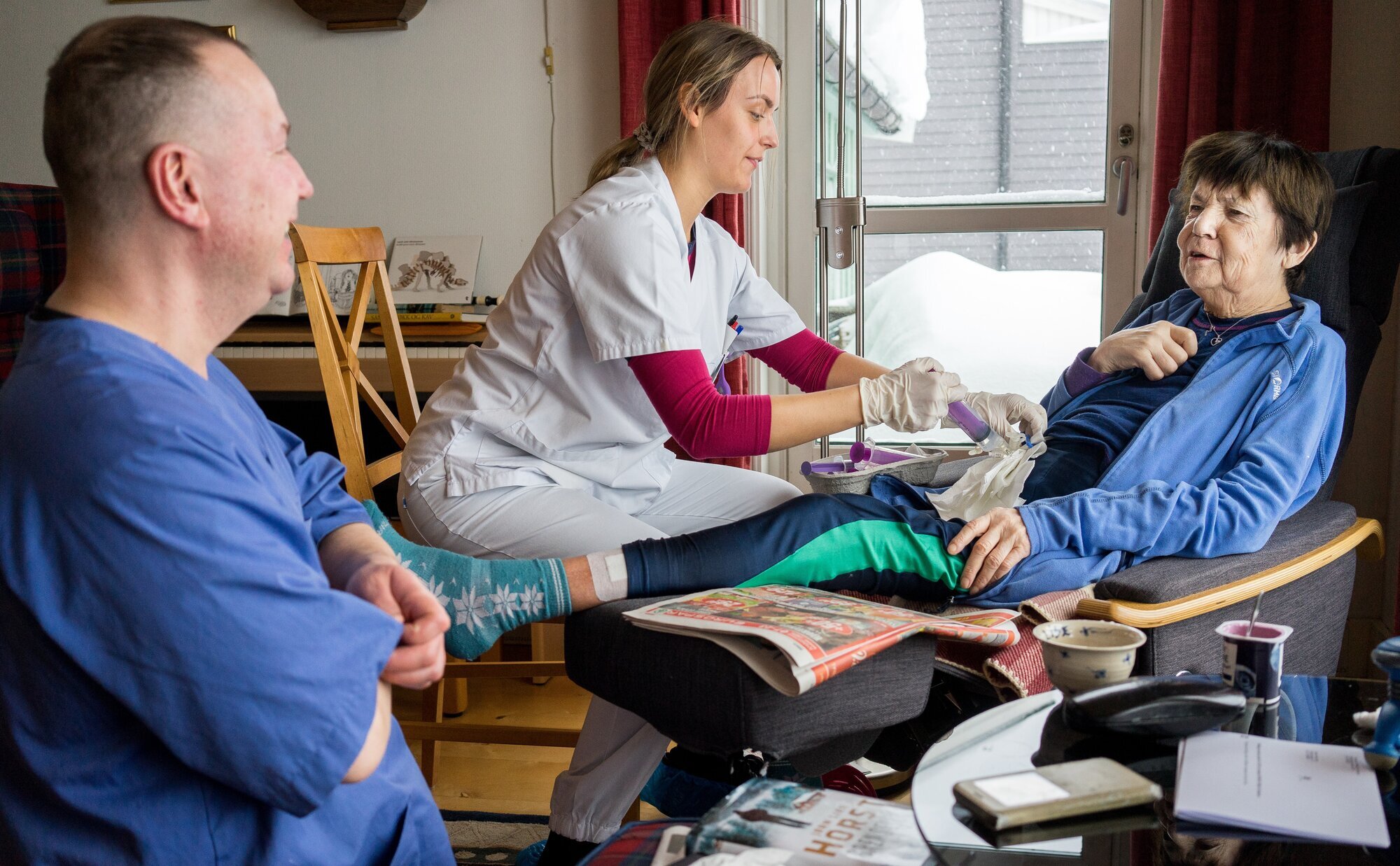 Anne Lise Strand med besøk av hjemmesykepleiere Bildet viser Anne Lise Strand med hjemmesykepleien på besøk