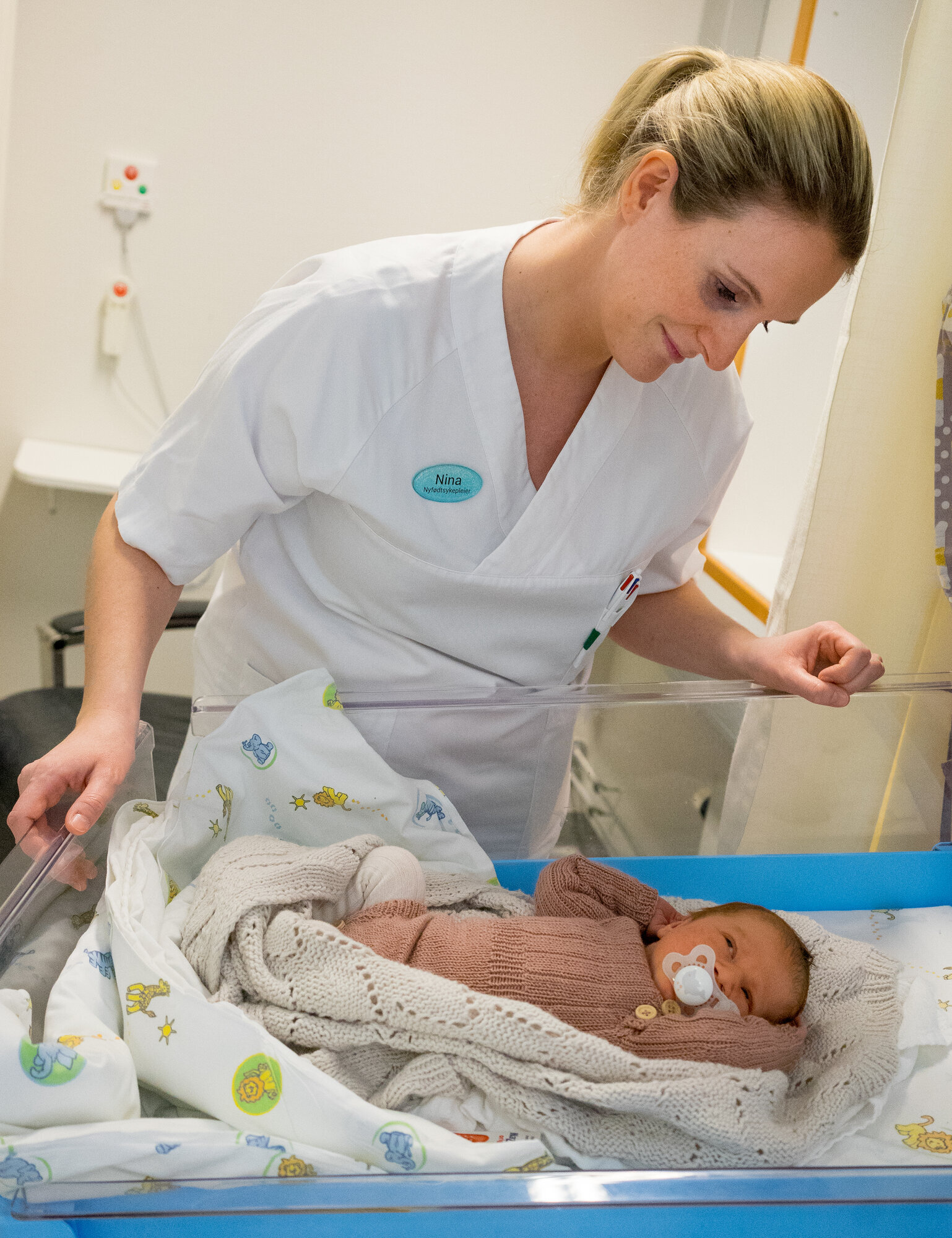 Bildet viser at Nina Kokkvoll skårer Kaja