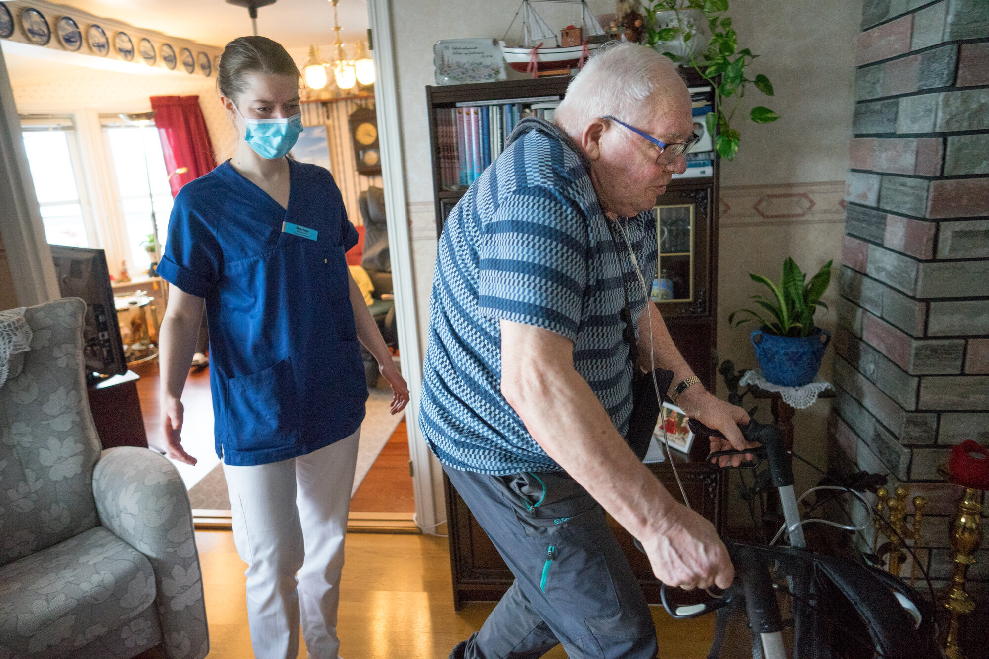 Bildet viser Gudmund Storvik som trener på å gå