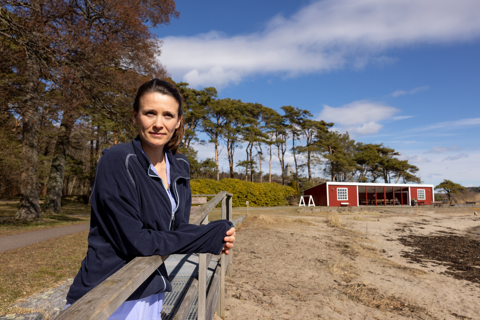 Bildet viser Elisabeth foran båthuset