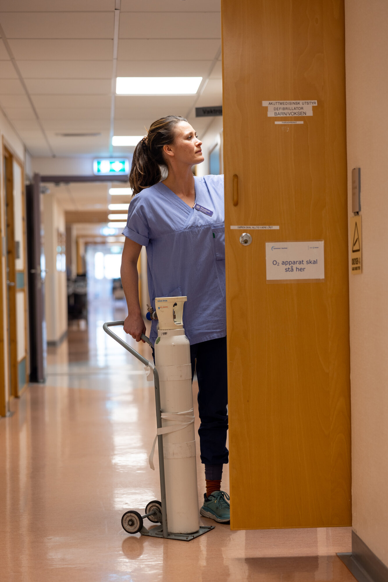 bildet viser Elisabeth med oksygenkolbe