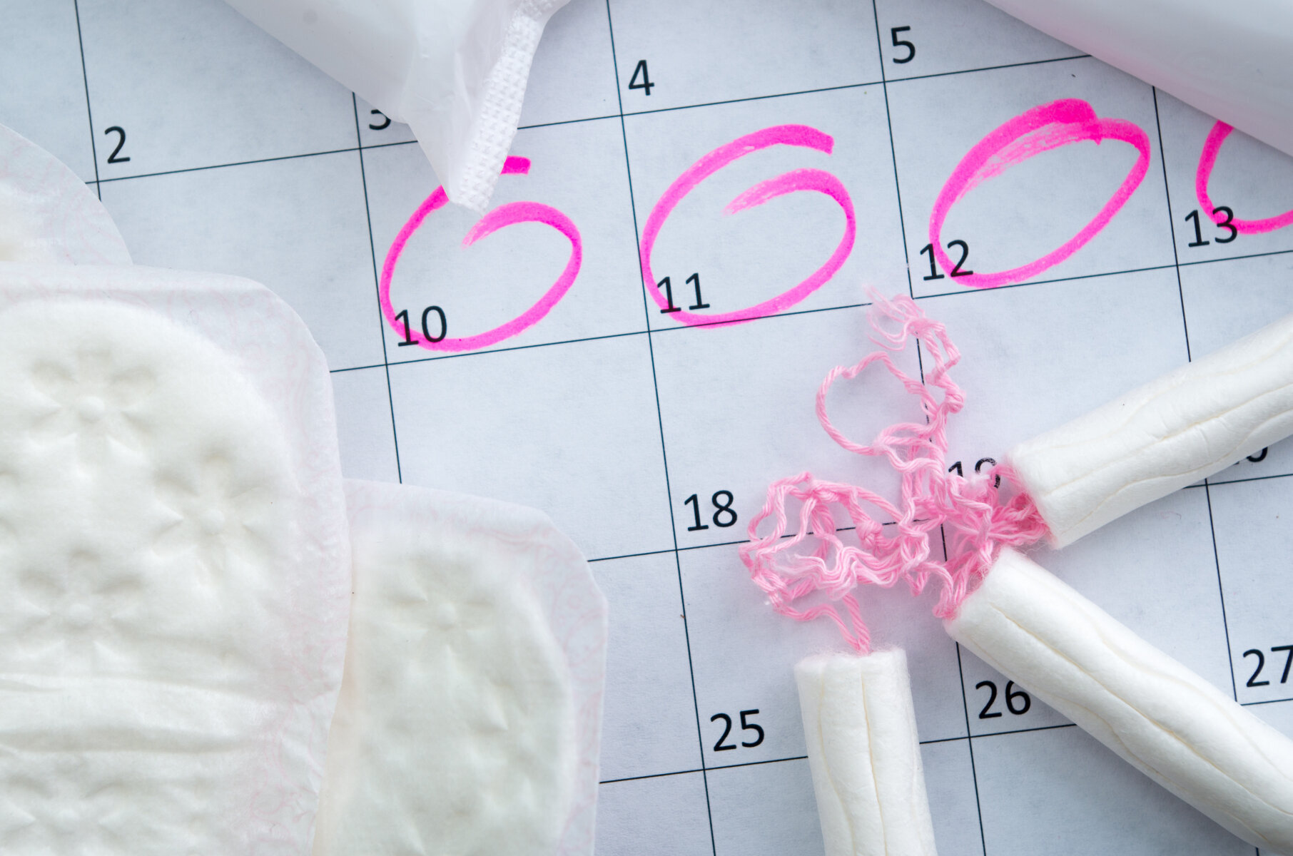 Kalender med tamponger og bind. Illustrere menstruasjonssyklus. Kalender med tamponger og bind. Illustrere menstruasjonssyklus.