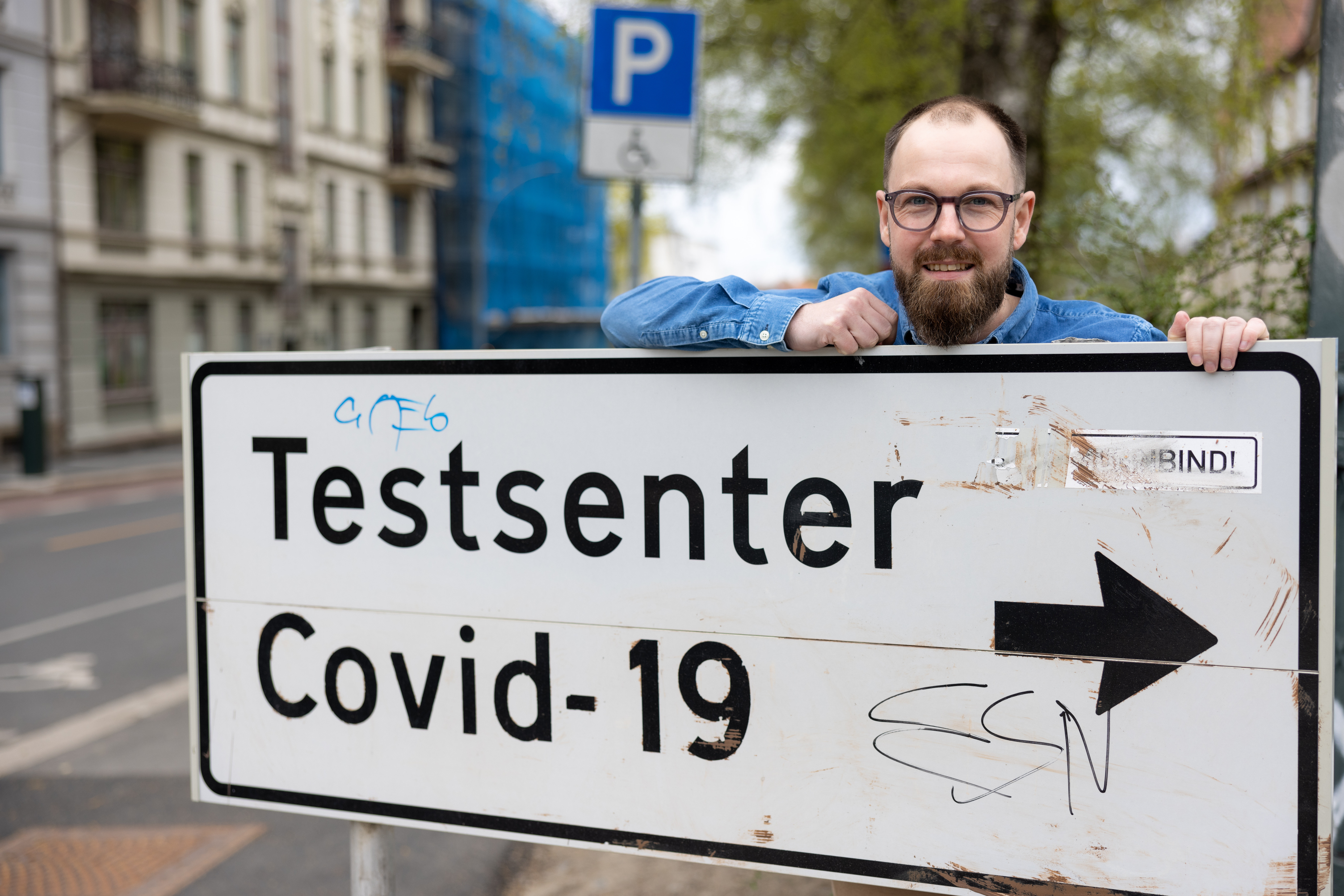 Daniel Kendrick Bildet viser Daniel Kendrick ved et skilt som viser veien til teststasjonen.