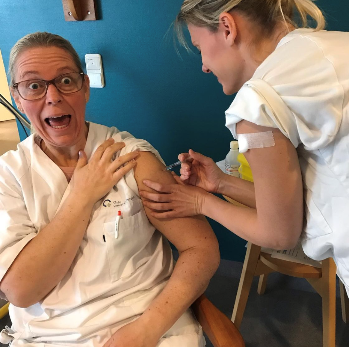 Influensavaksine, Avdeling for smittevern, Oslo universitetssykehus Bildet viser en kvinne som får influensavaksine.