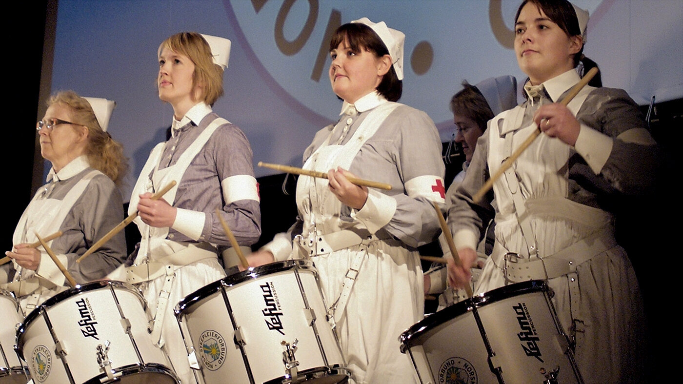 Trommekorps Sykepleiernes trommekorps spiller