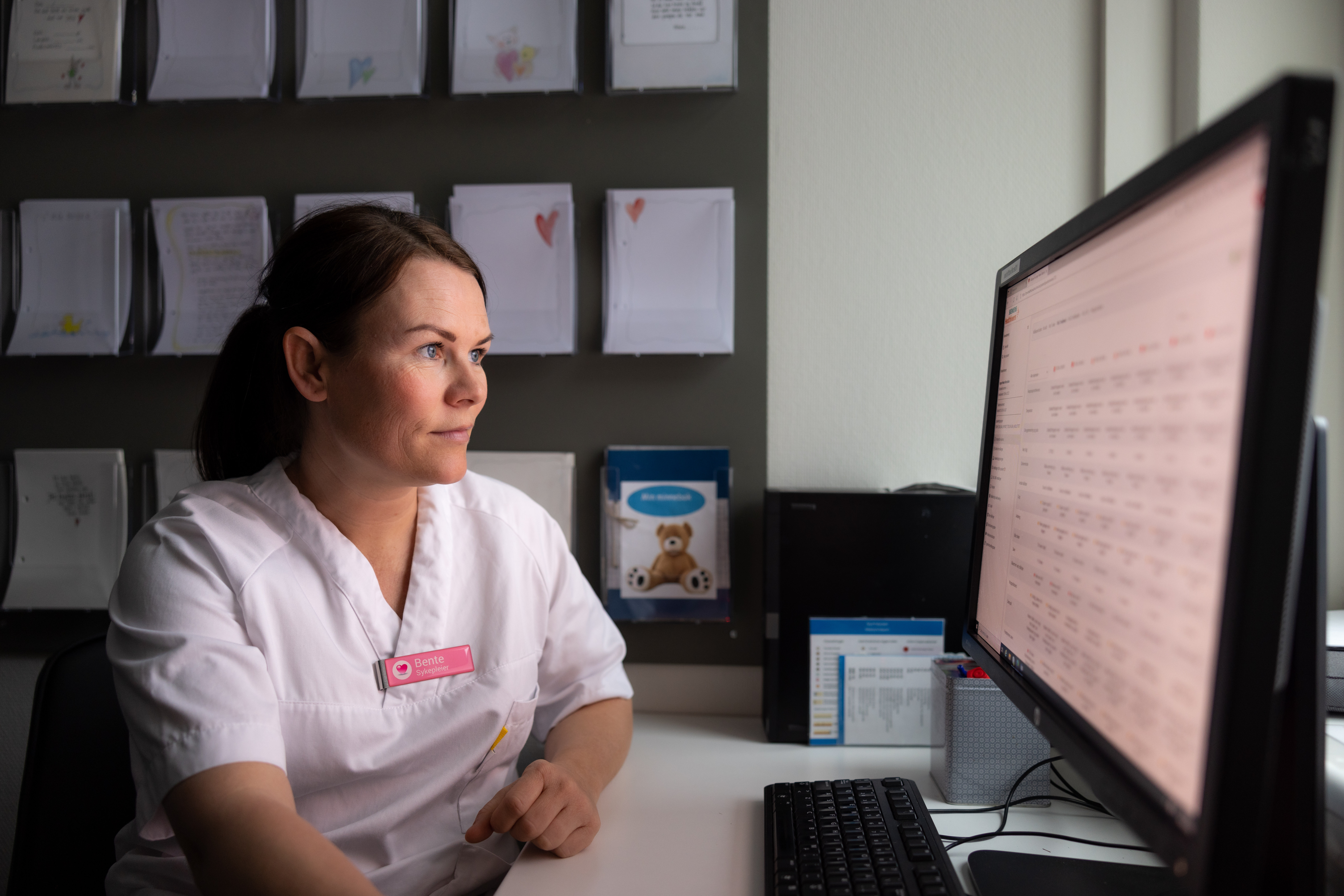 Bente Sandal Olsen jobber med digital hjemmeoppfølging av familier med prematurfødte barn