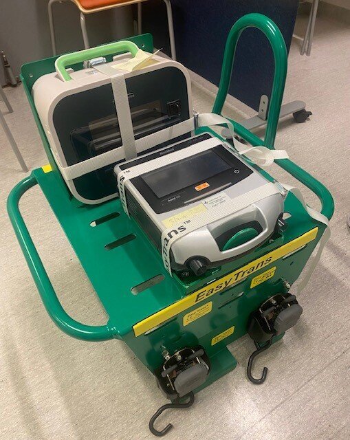 Hjemmerespisrator-rack som skal festes på ambulansebåren Hjemmerespisrator-rack som skal festes på ambulansebåren