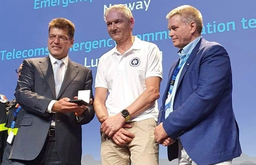 Medisinsk ansvarlig, Asle Hirth, mottar medaljen av EUs kommissær for krisehåndtering, Janez Lenarčič. Medisinsk ansvarlig, Asle Hirth, mottar medaljen av EUs kommissær for krisehåndtering, Janez Lenarčič.