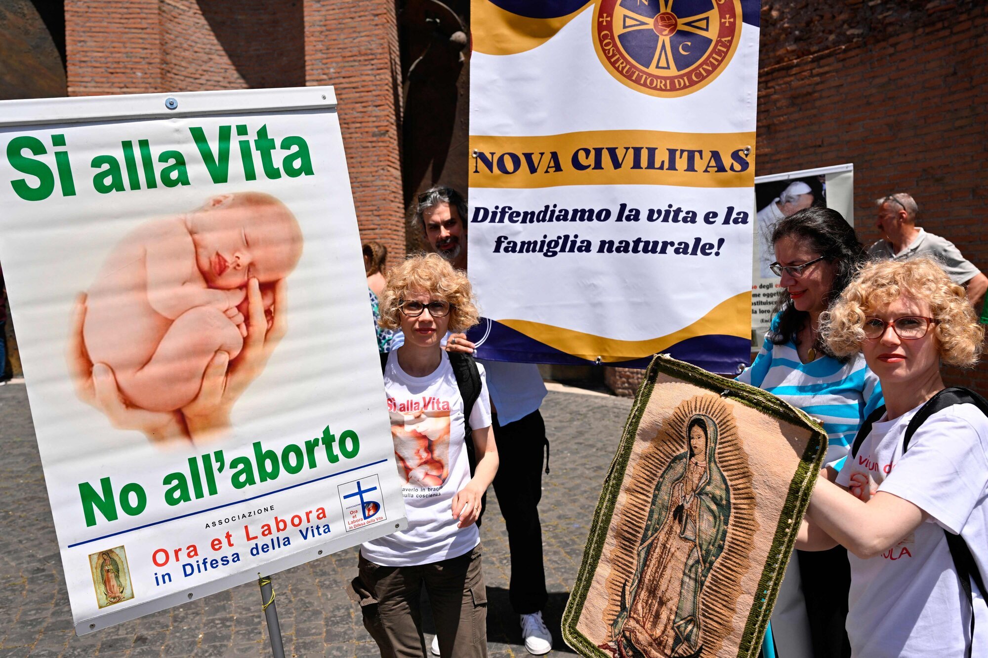 Abort, Italia Bildet viser aktivister som protesterer mot abort i Italia.