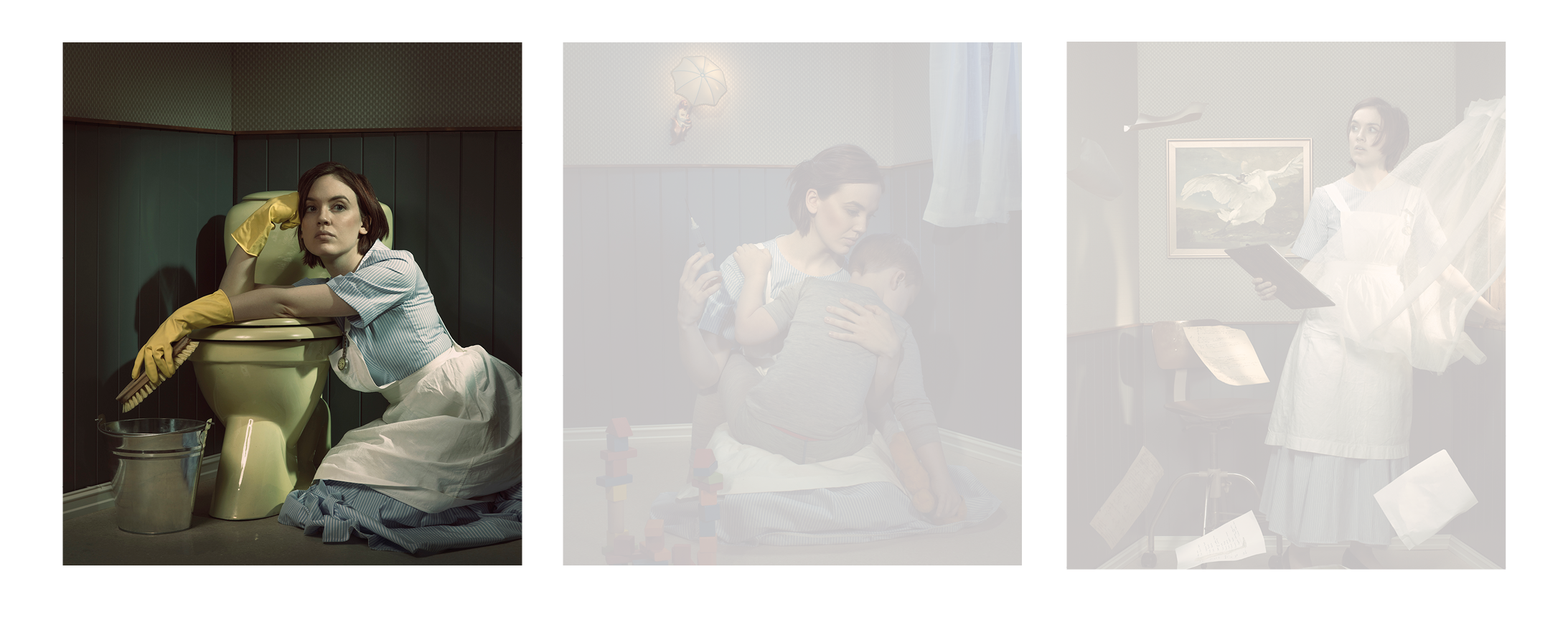 Fra fotoprosjektet «dag/natt Florence» av Bendiksen og de Wangen Bildet viser en sliten sykepleier som ligger over toalettet hun holder på å vaske. Hun har på "gammeldags" sykepleieruniform