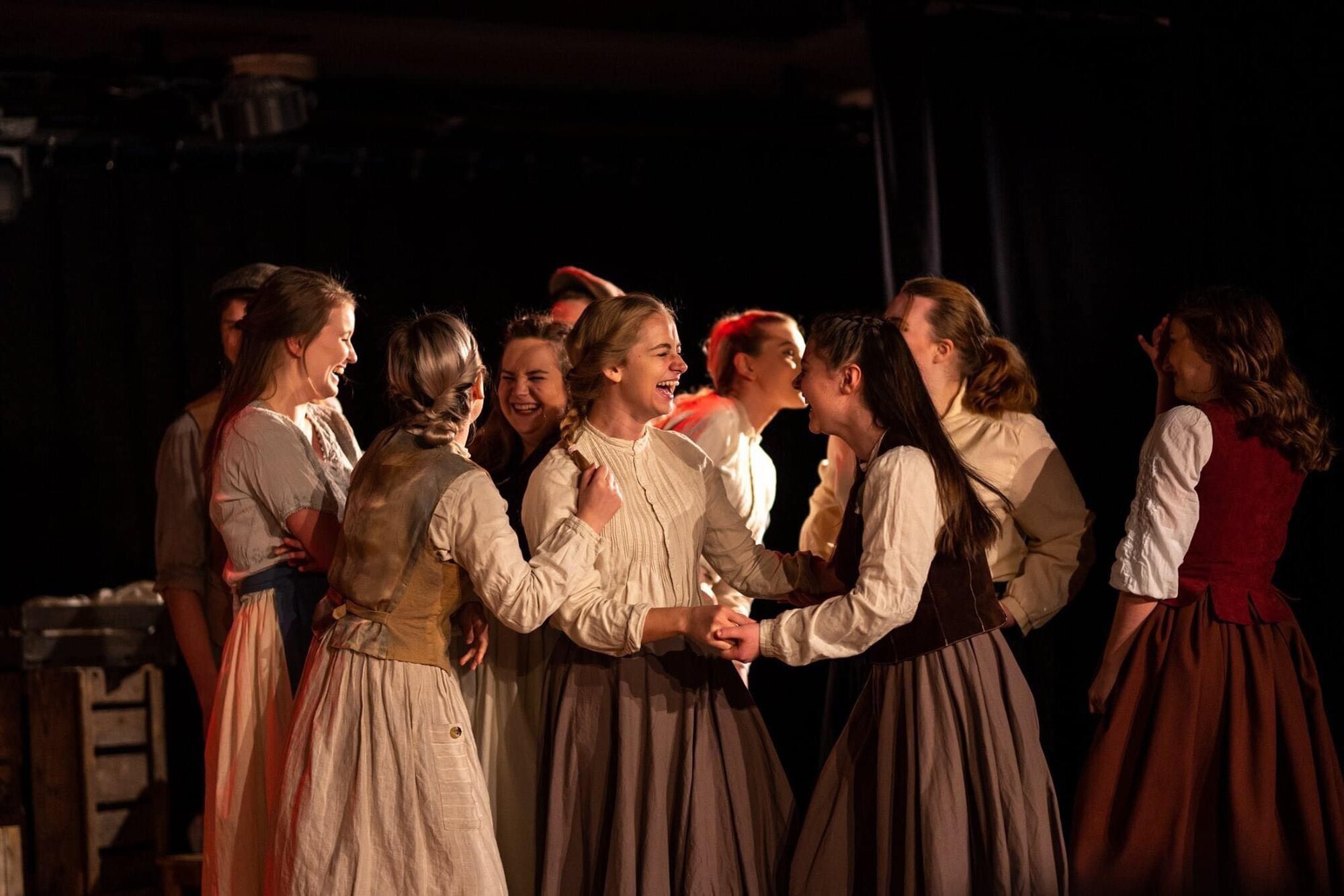 Marianne Henrikke Lindgaard-Berntsen (midten) under en forestilling på Bårdar Akademiet. Marianne Henrikke Lindgaard-Berntsen (midten) under en forestilling på Bårdar Akademiet.