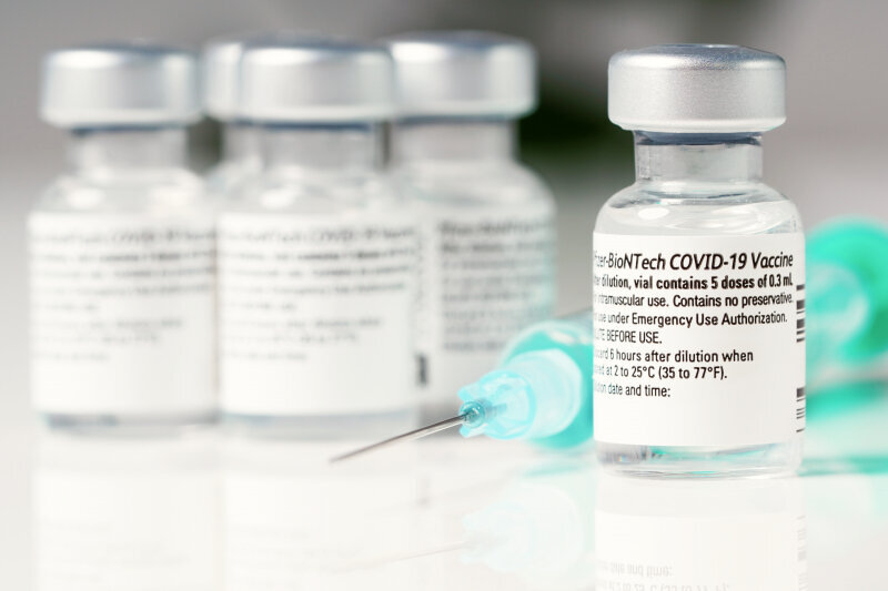 Koronavaksine Bildet viser ampuller og en sprøyte med koronavaksine