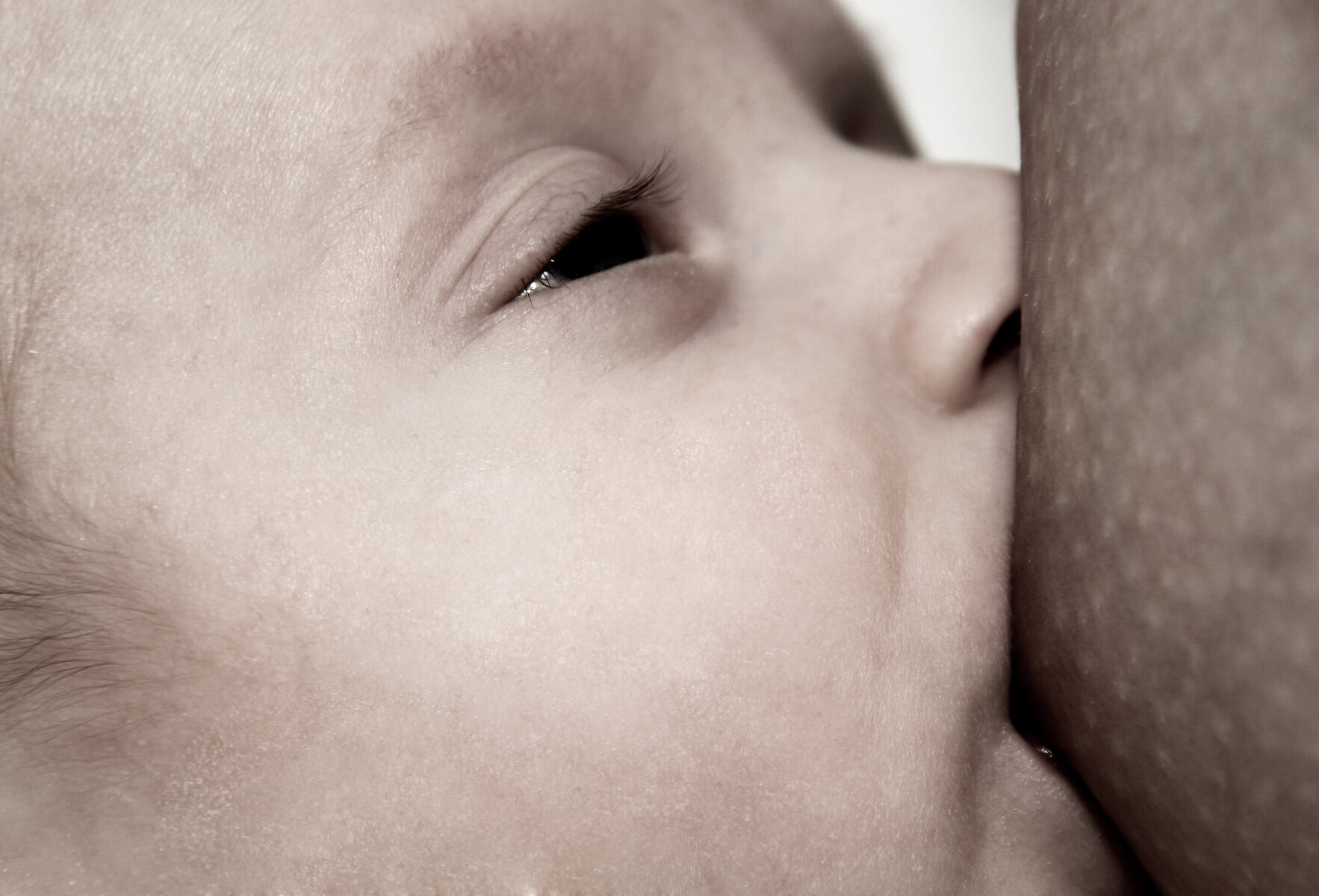 Amming Bildet viser en baby som ammer