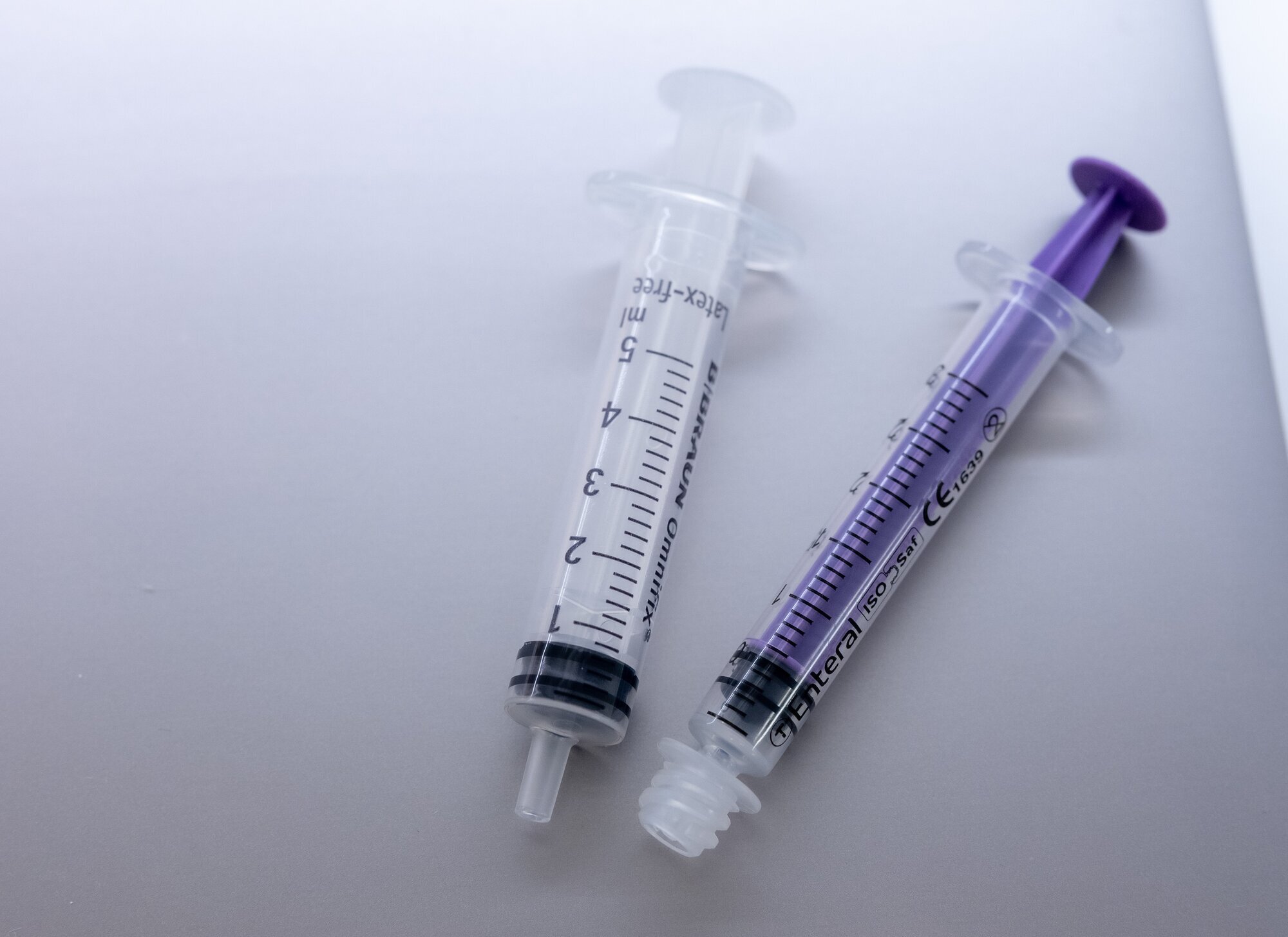 peroral sprøyte til høyre bildet viser peroral sprøyte ved siden av en ordinær sprøyte