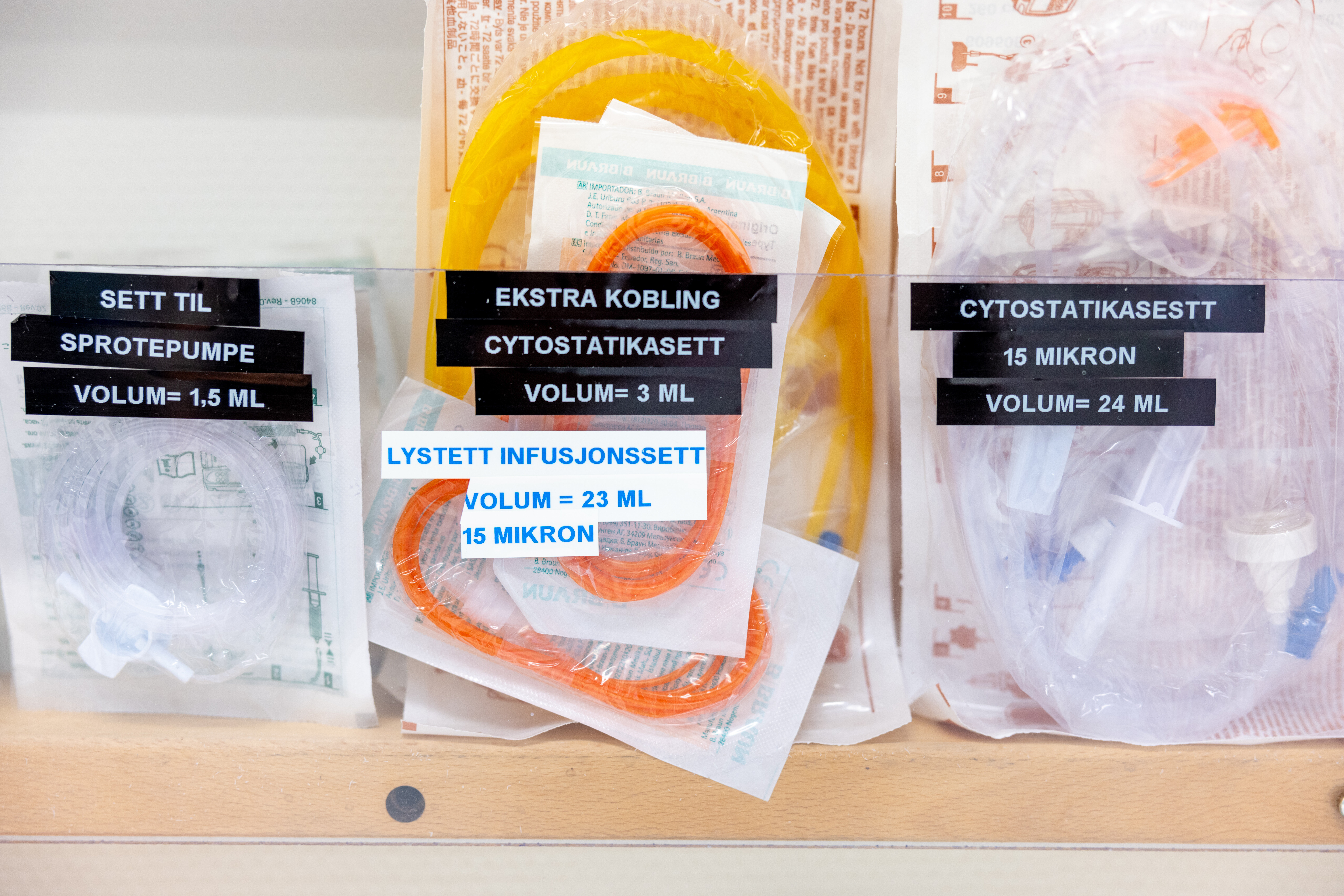 Bildet viser flere typer infusjonssett, ett av dem er lysbeskyttet.