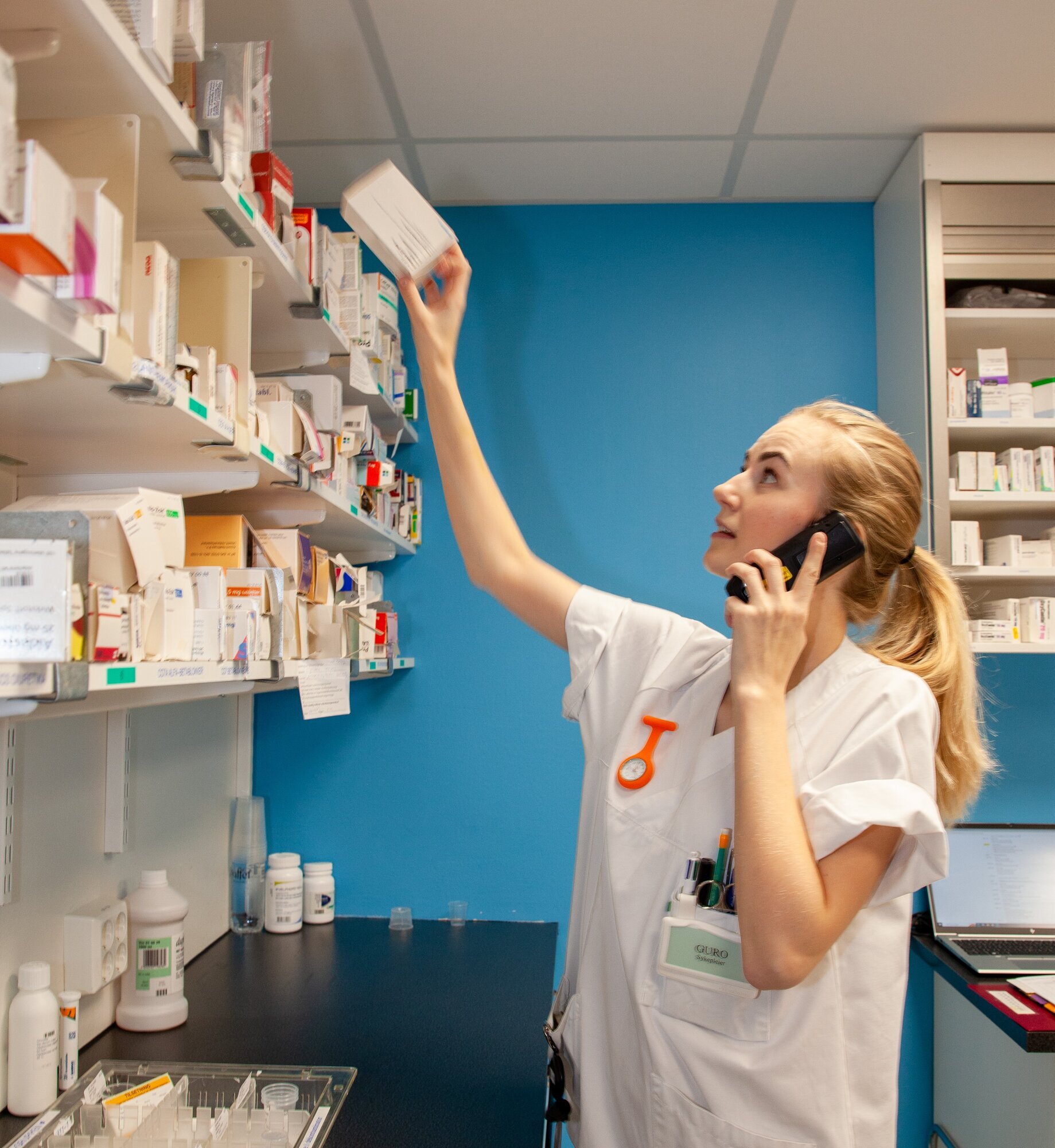 Guro på medisinrommet Bildet viser Guro på medisinrommet