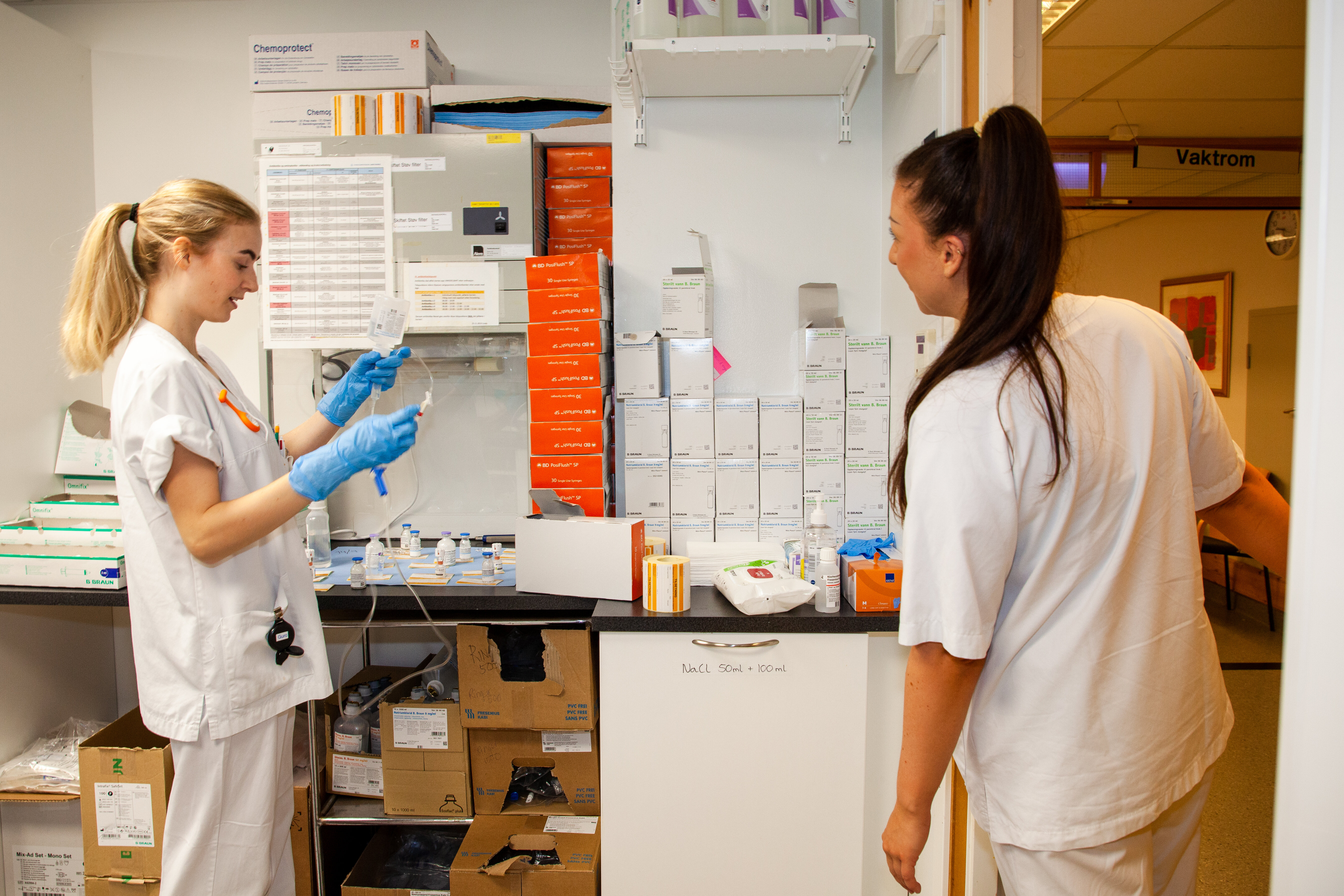 Guro Brøske Nordvik blir avbrutt av kollega Bildet viser Guro Brøske Nordvik bli avbrutt av kollega