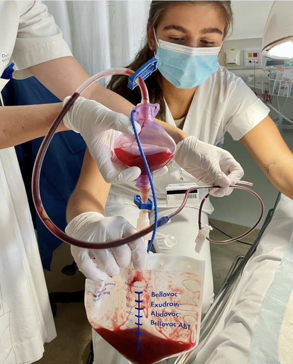 Nevrokirurgisk avdeling, Rikshospitalet Bildet viser to sykepleiere som holder på med dren.