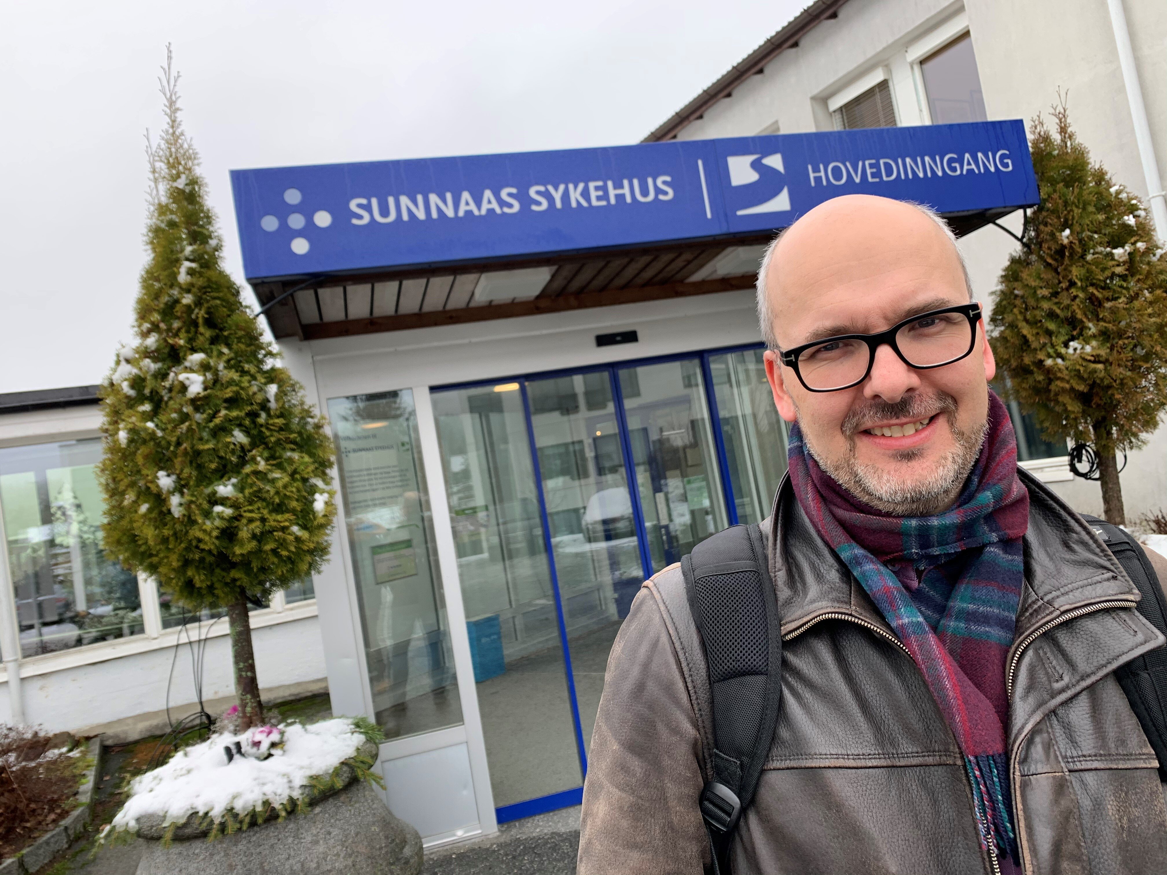 Martin Aasen Wright foran Sunnaas sykehus En mann foran en sykehusbygning