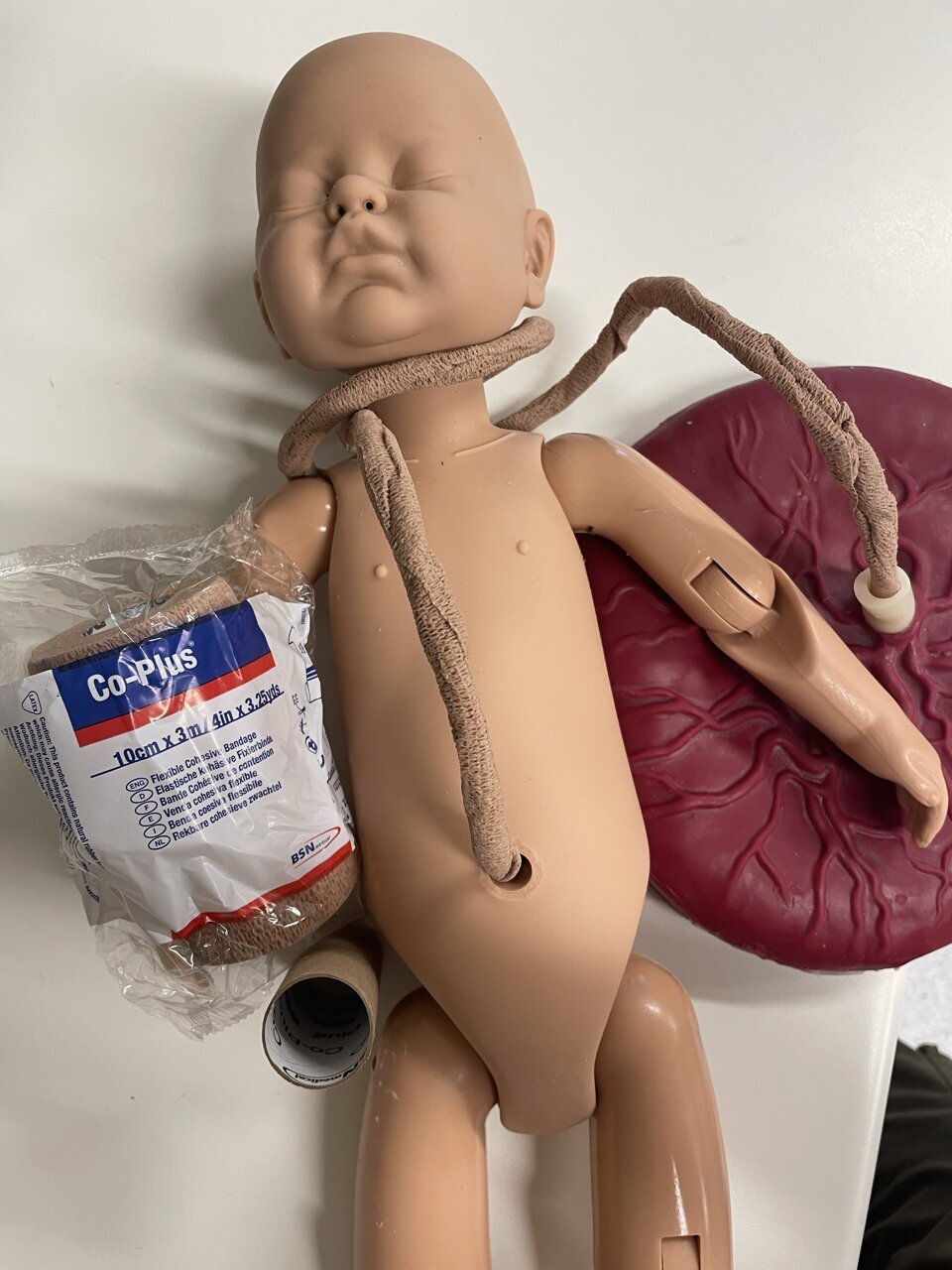 babydukke med hjemmelaga navlesnor Bildet viser babydukke med hjemmelaga navlesnor