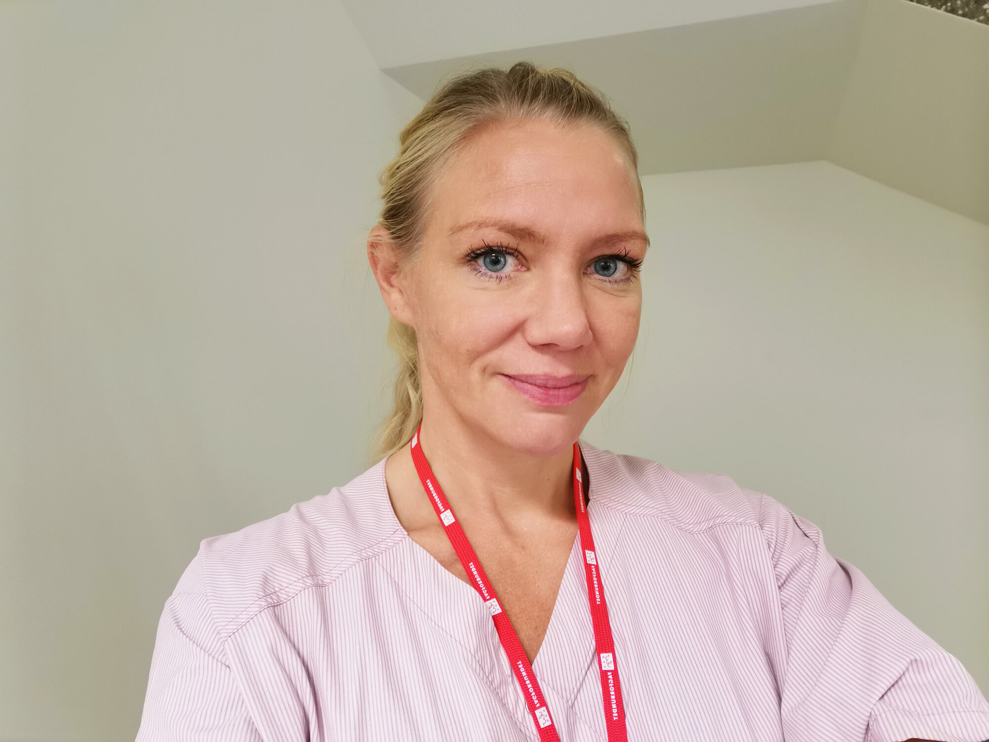 Sykepleier Wenche Lyngstad Dette er et nærbilde av en kvinnelig sykepleier.