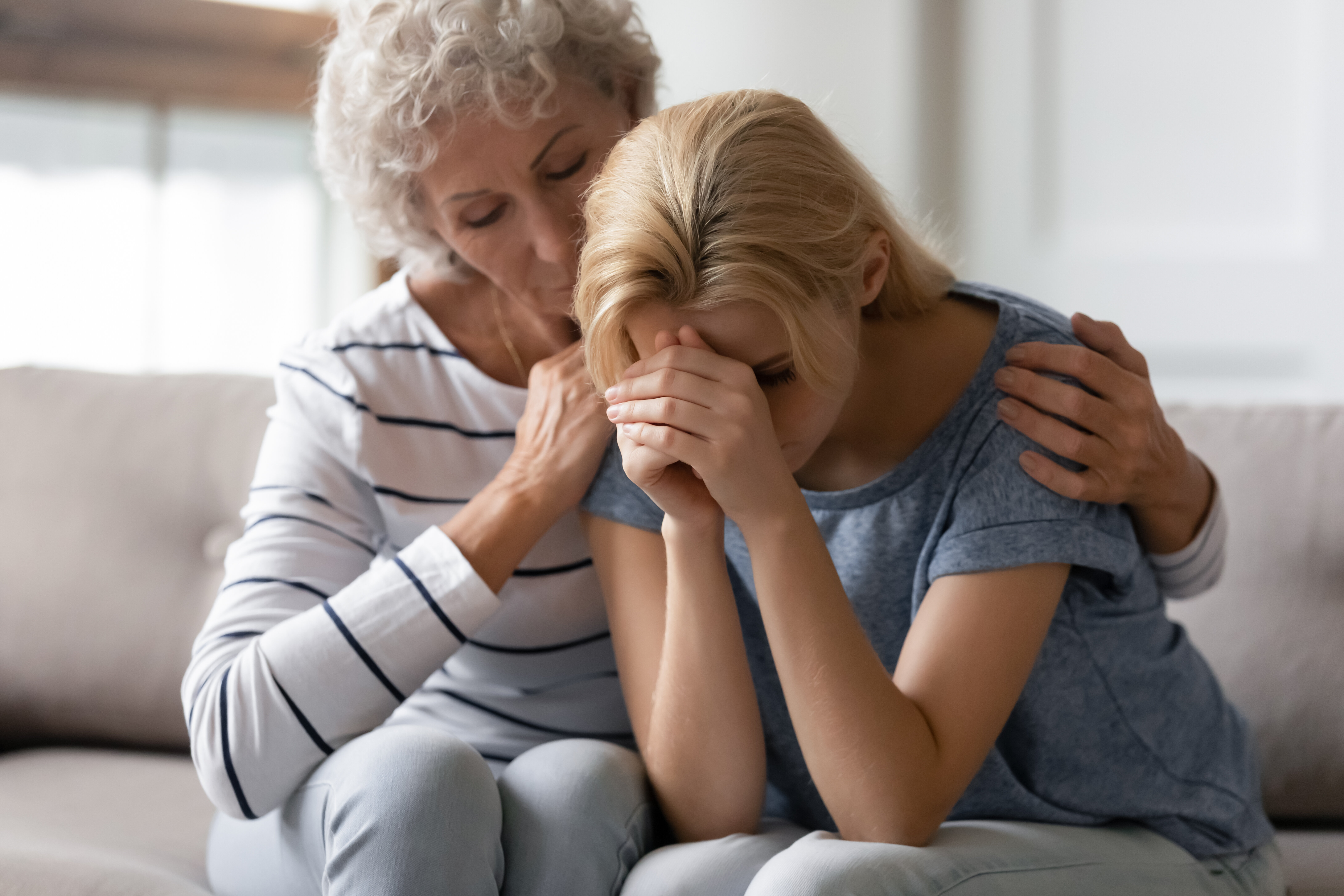 Ung jente får trøst En ung jente får trøst av et familiemedlem