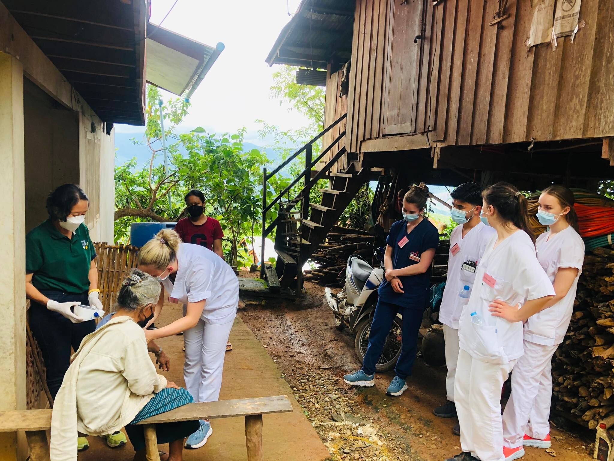 Norske sykepleierstudenter i Thailand. Bildet viser en gruppe norske sykepleierstudenter som er på praksisutveksling i thailand.