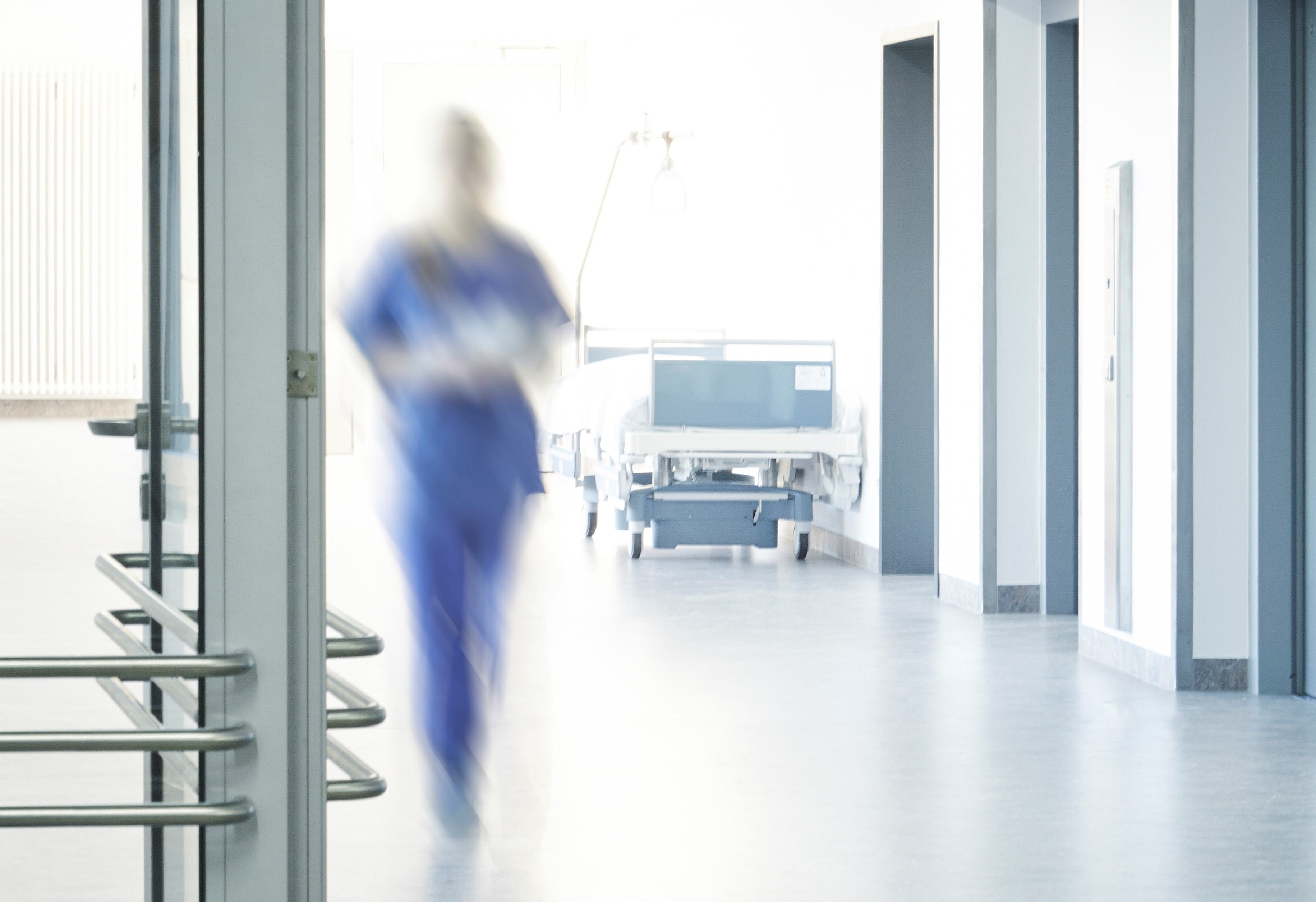 utydelig sykepleier som går fort bildet viser utydelig sykepleier som går fort