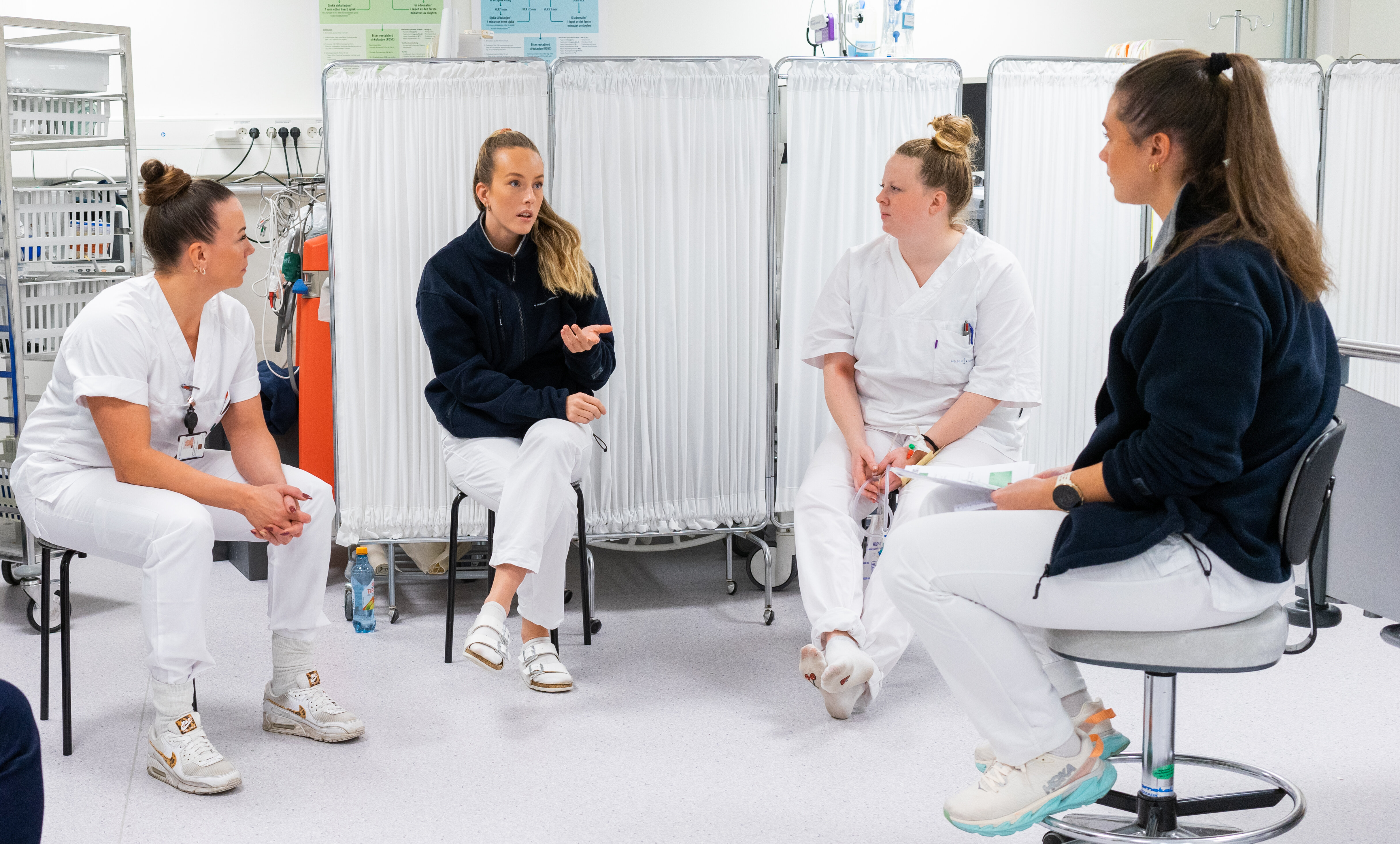 evaluering/refleksjon etter simulering ved Ahus bildet viser sykepleiere som reflekterer etter simulering ved Ahus