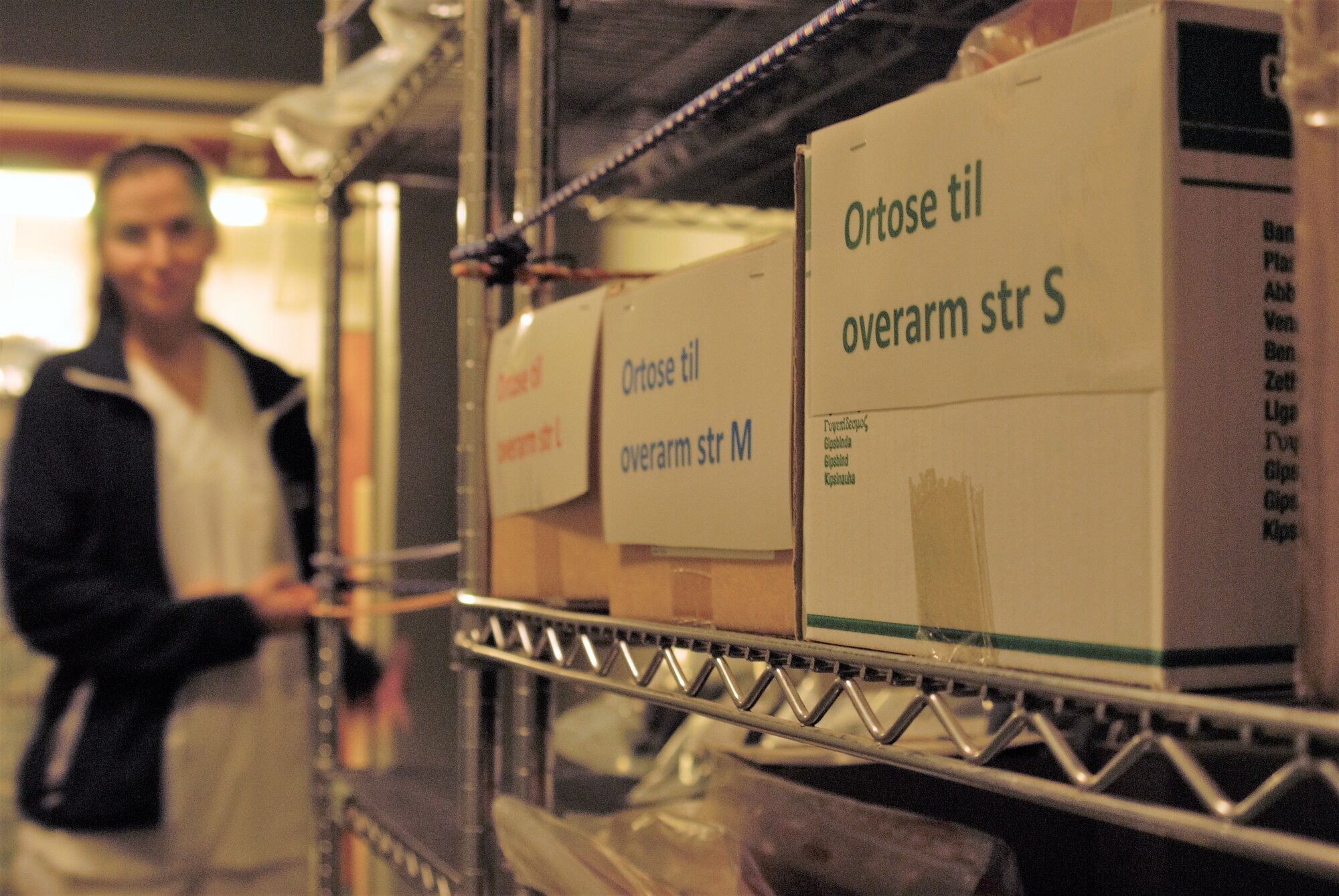 Madeleine Heggelund Svendsen på lageret til skadelegevakten Madeleine Heggelund Svendsen på lageret til skadelegevakten