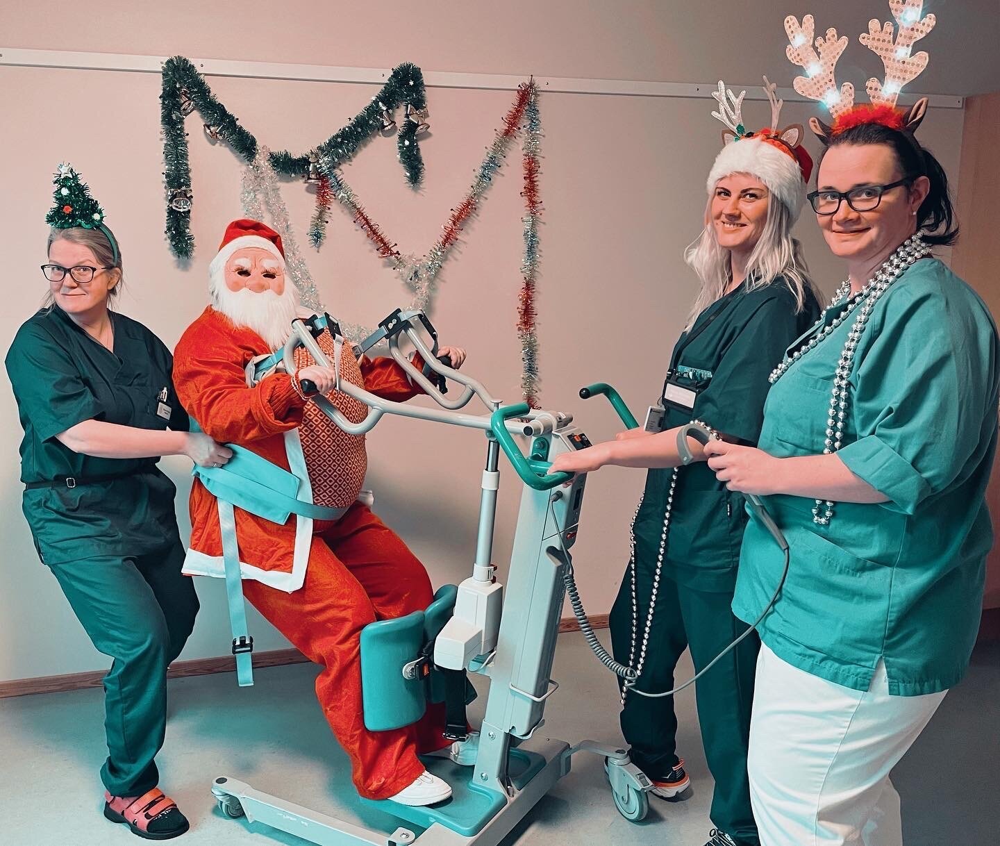 Bildet viser nissen i en personløfter.