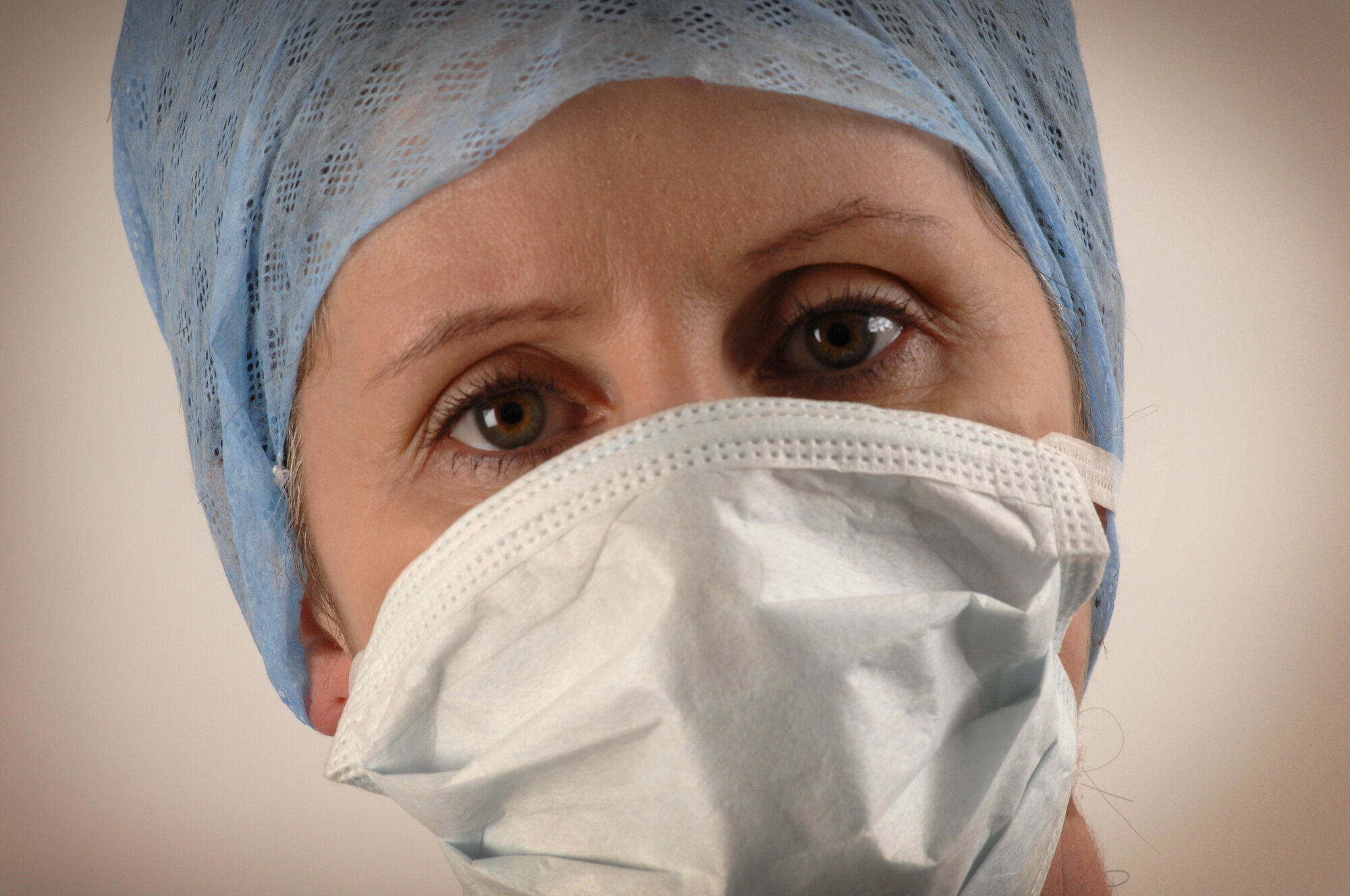 Sykepleier, munnbind Bildet viser en sykepleier med munnbind.