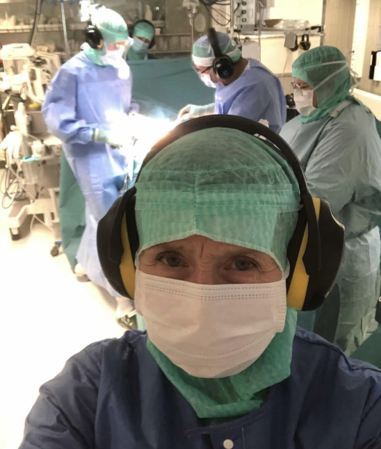 Julesang, operasjon Bildet viser operasjonssykepleier med øreklokker.