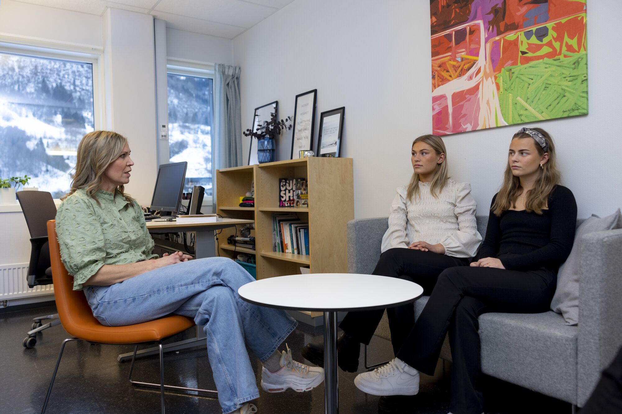 Helsesykepleier Skorve med to jenter Bildet viser helsesykepleier Skorve med to jenter