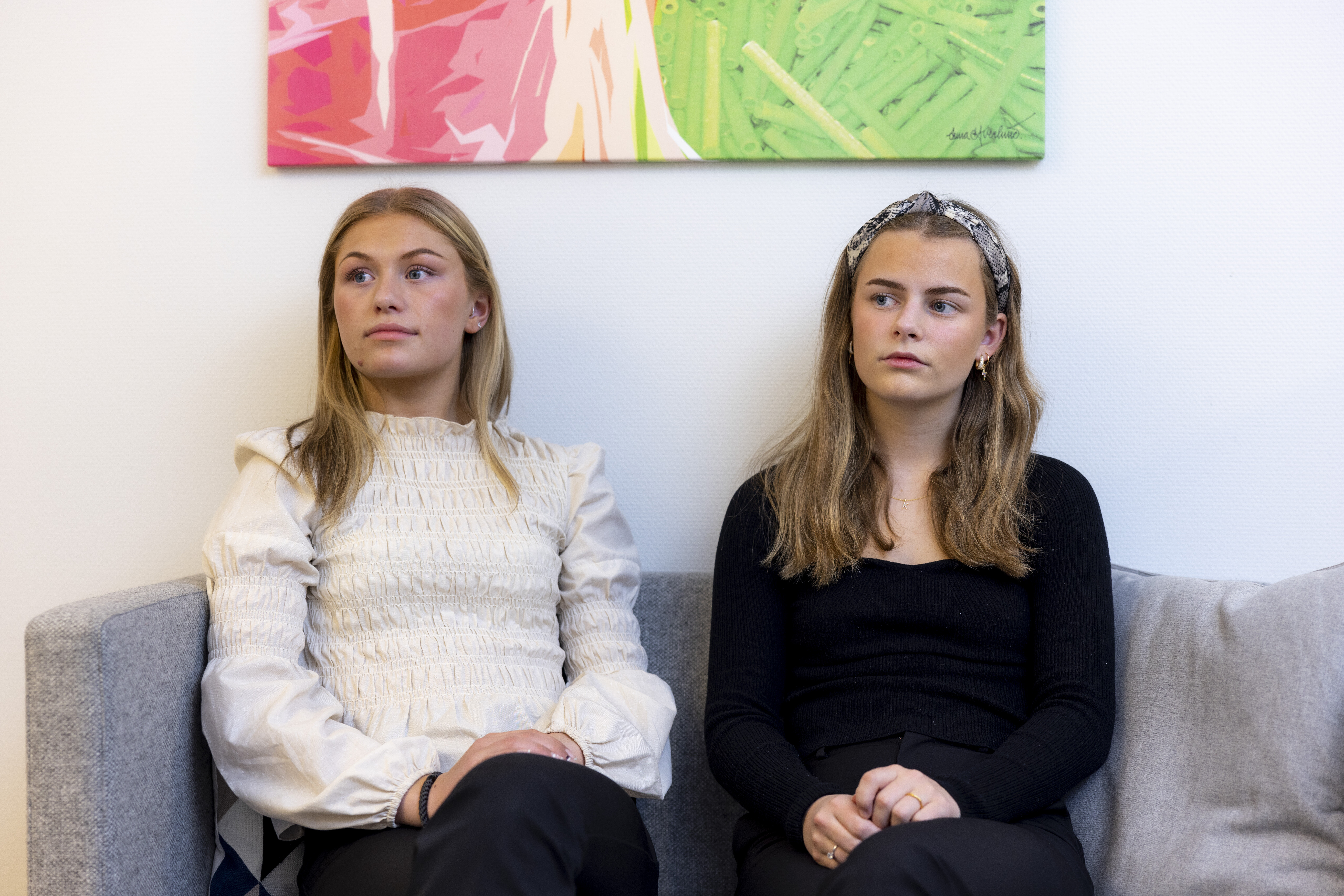Adelheid Weka og Kristin Fredeim Bildet viser to jenter ved Sogndal videregående skole