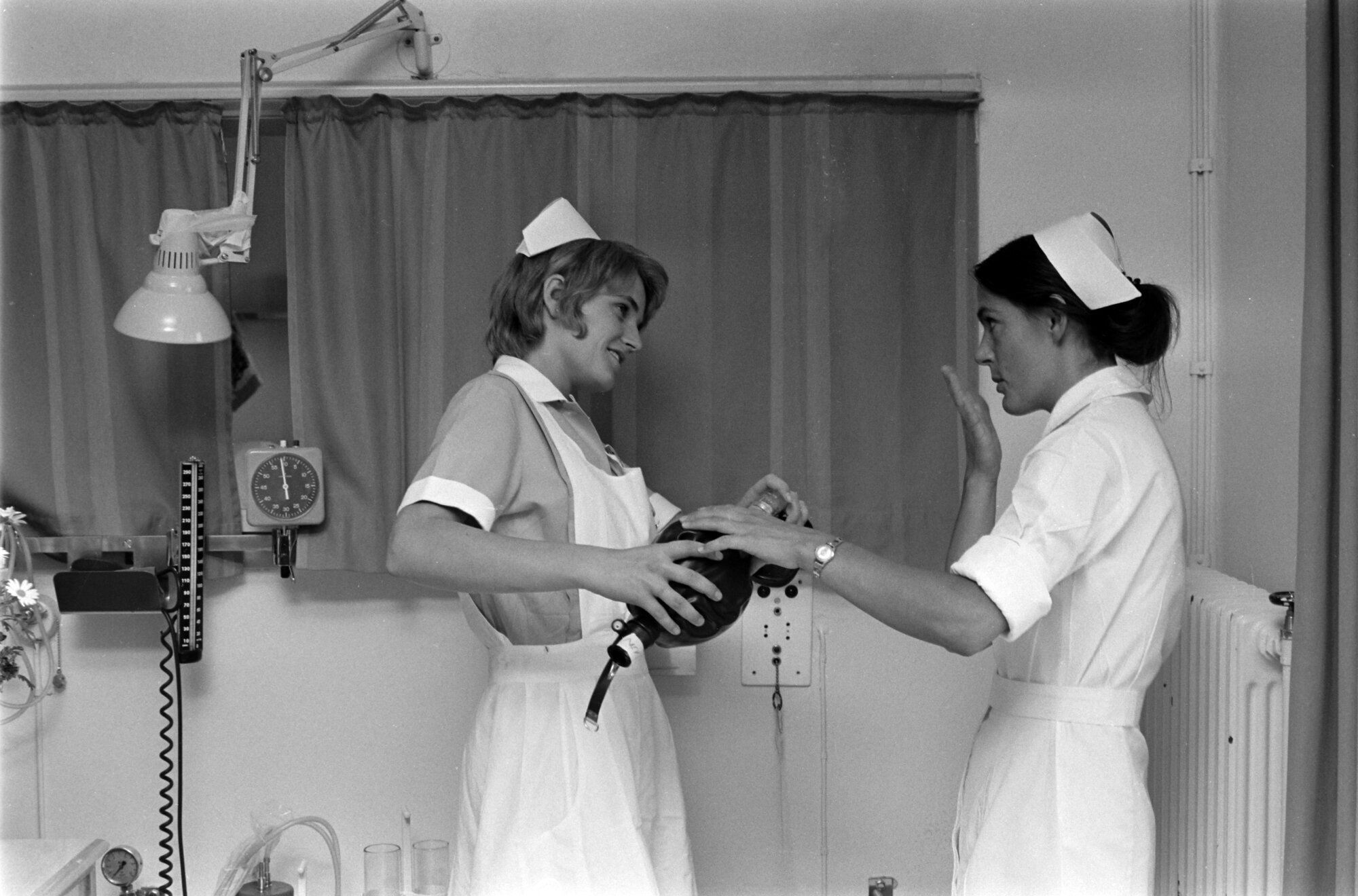 Ellen Sund, Bjørg Hanestad. Bildet viser Ellen Sund og Bjørg Hanestad med bag.