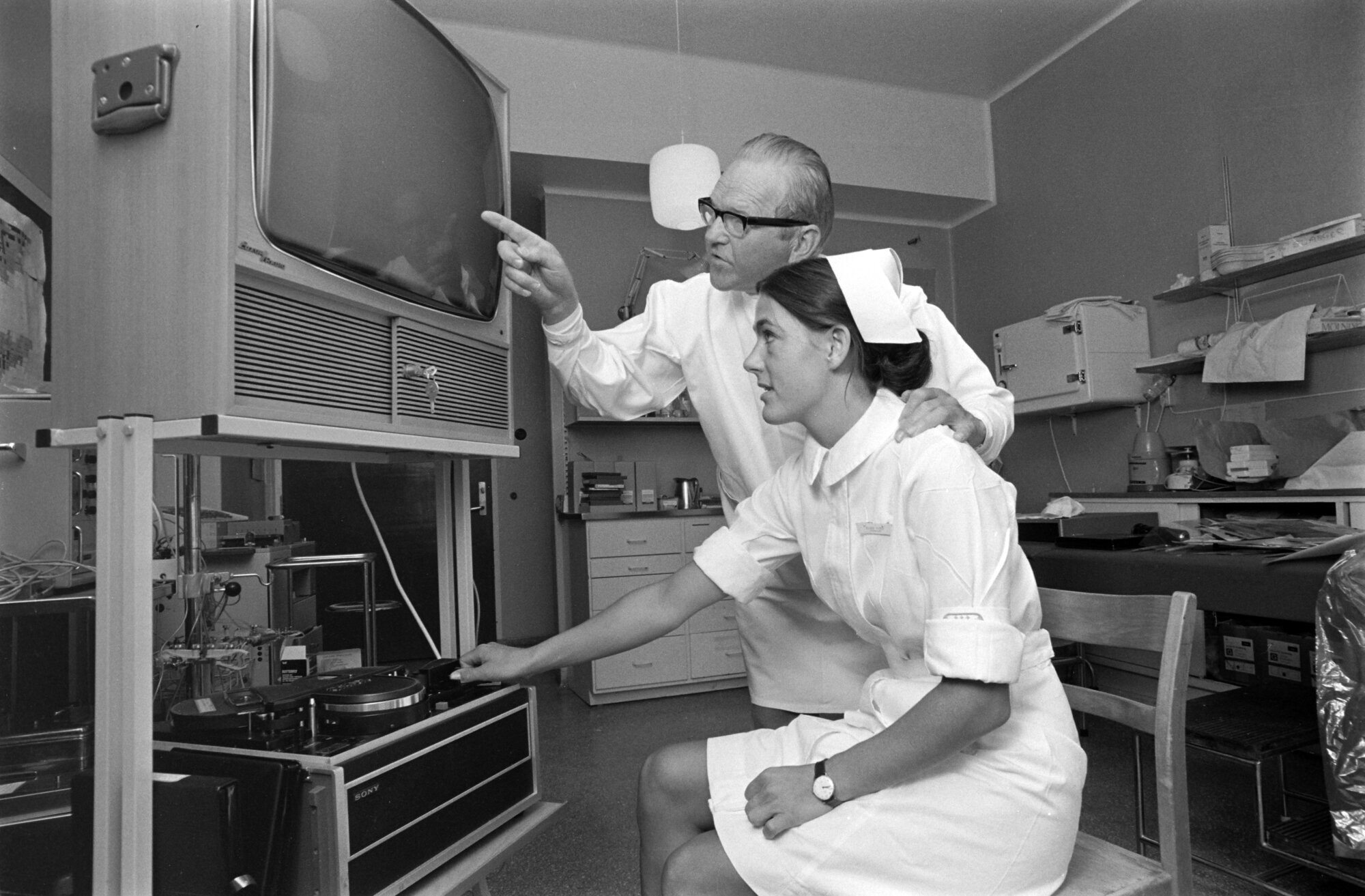 Ellen Sund Bildet viser Ellen Sund og assisterende overlege Styri.