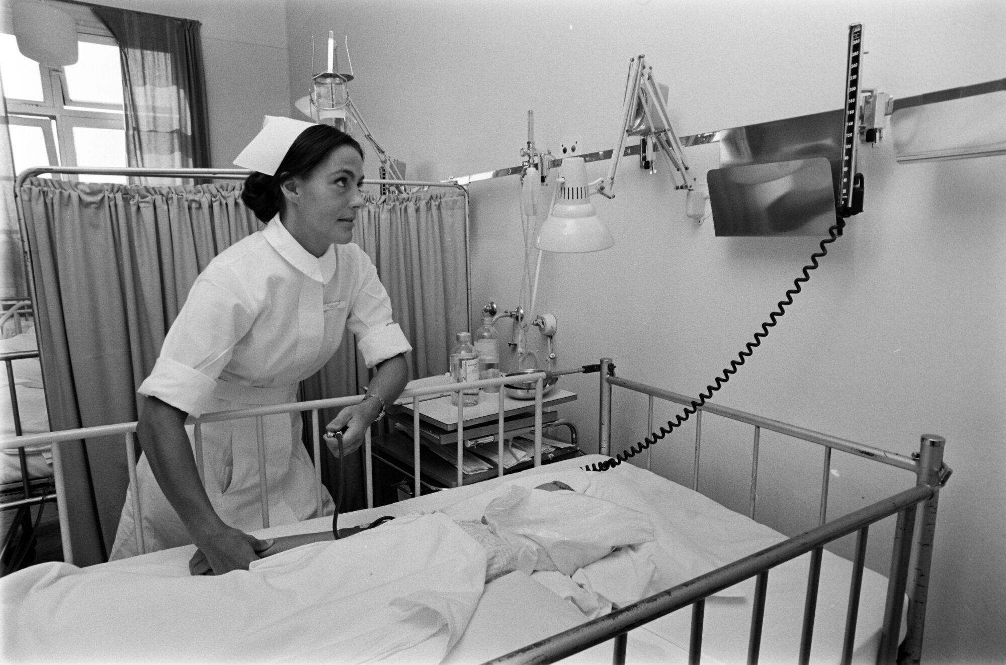 Ellen Sund Bildet viser Ellen Sund som måler blodtrykk på pasient.