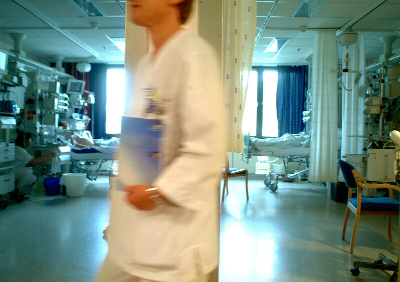 Bildet viser et helsepersonell på sykehus.