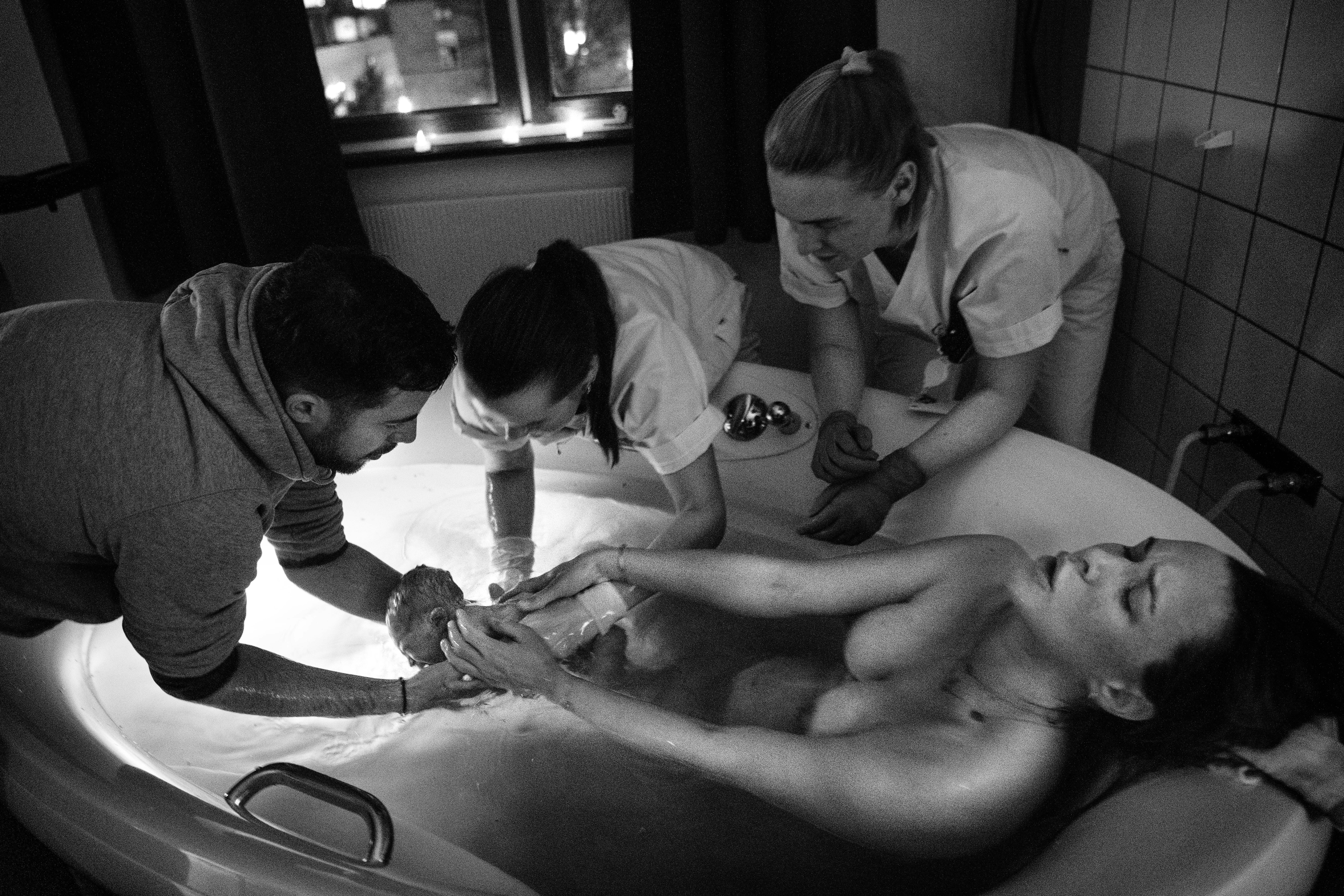 bildet viser fødsel i badekar