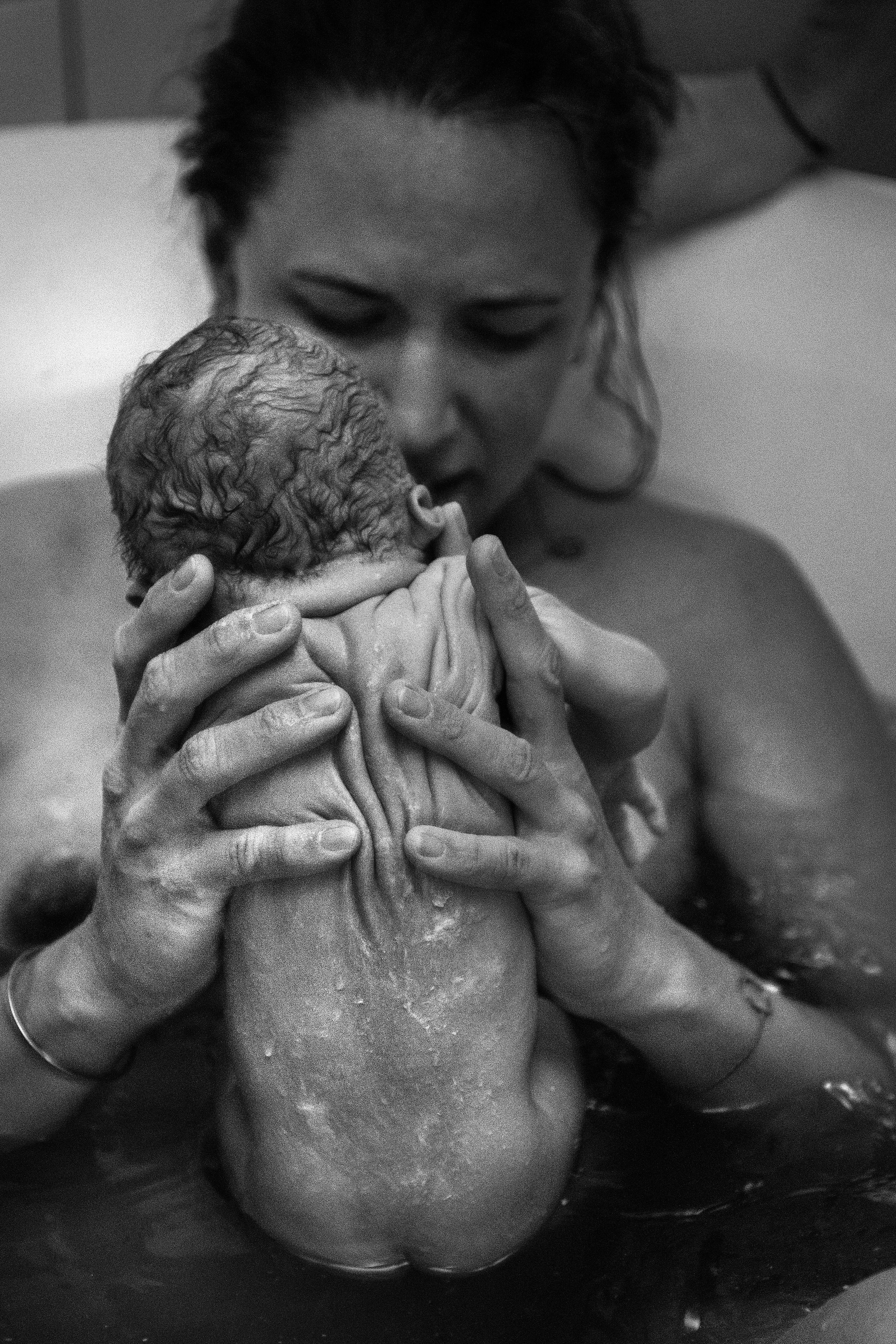 Bildet viser mor med sitt nyfødte barn