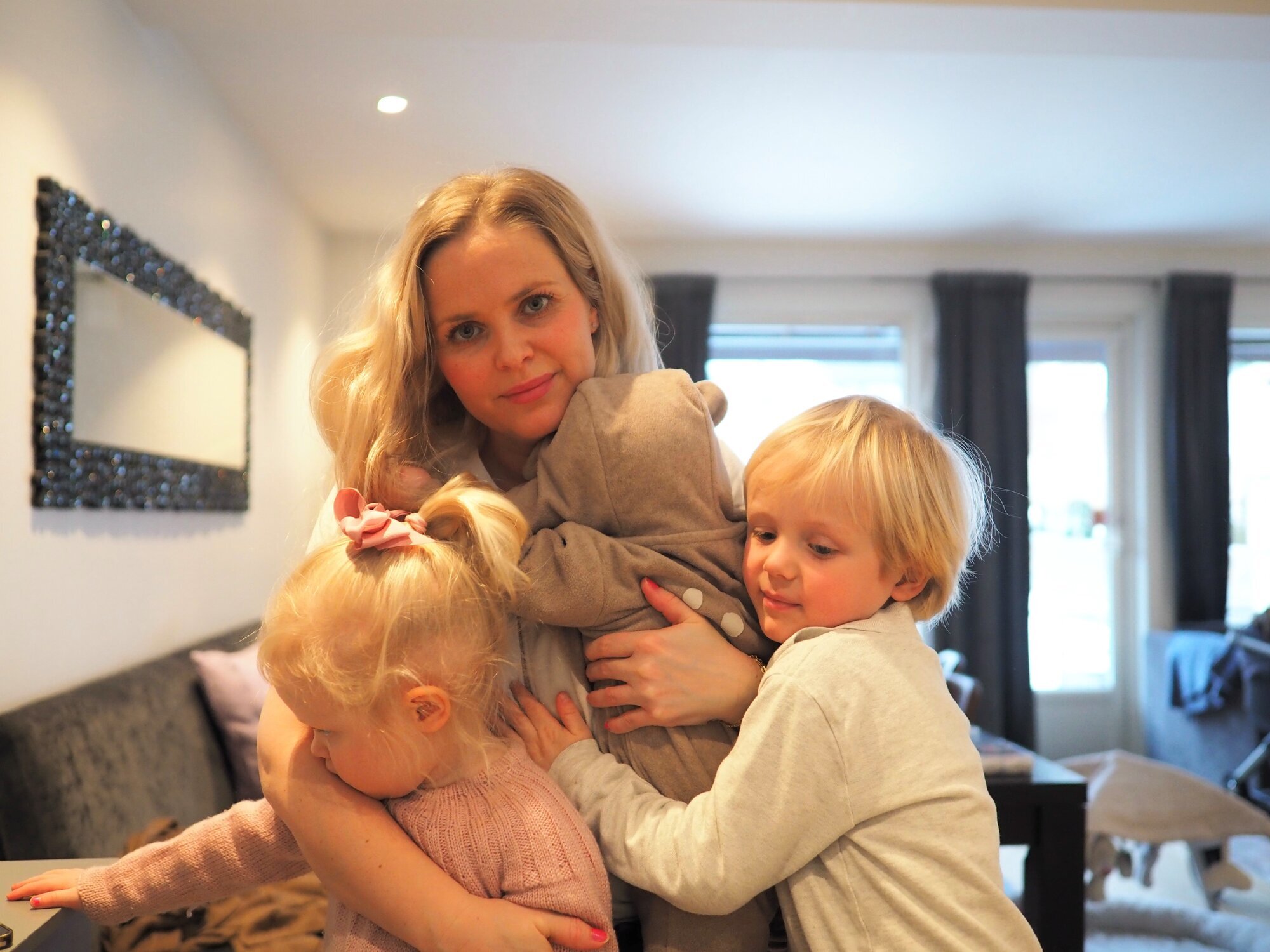 Bildet viser Caroline Sandvik sammen med sine tre barn Bildet viser Caroline Sandvik sammen med sine tre barn