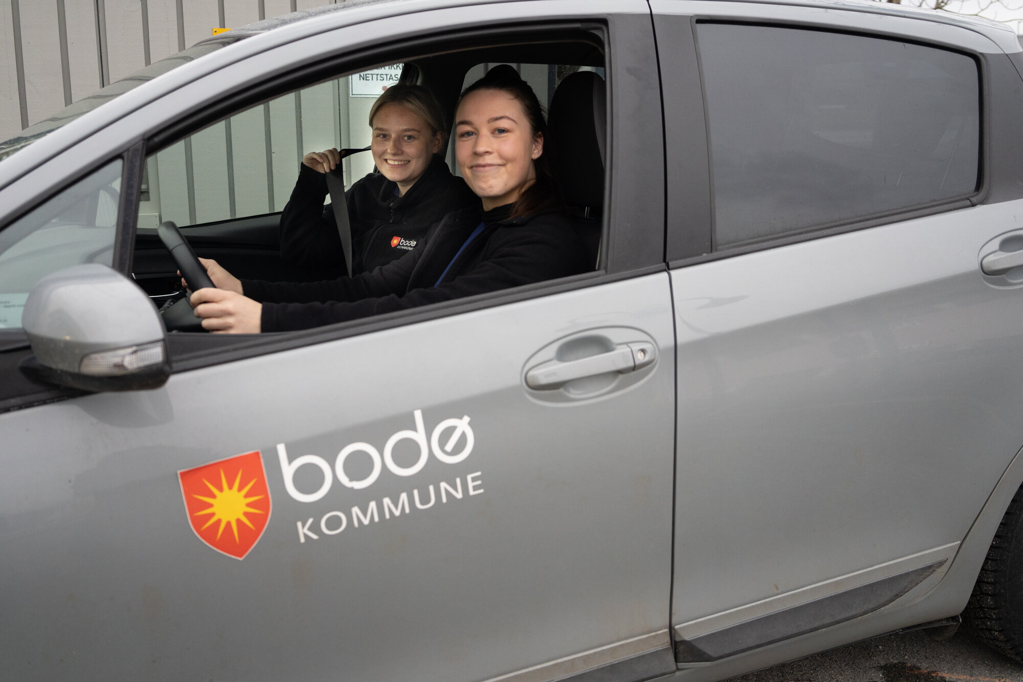 Østvik og Jørgensen i bil Bildet viser Østvik og Jørgensen i bil