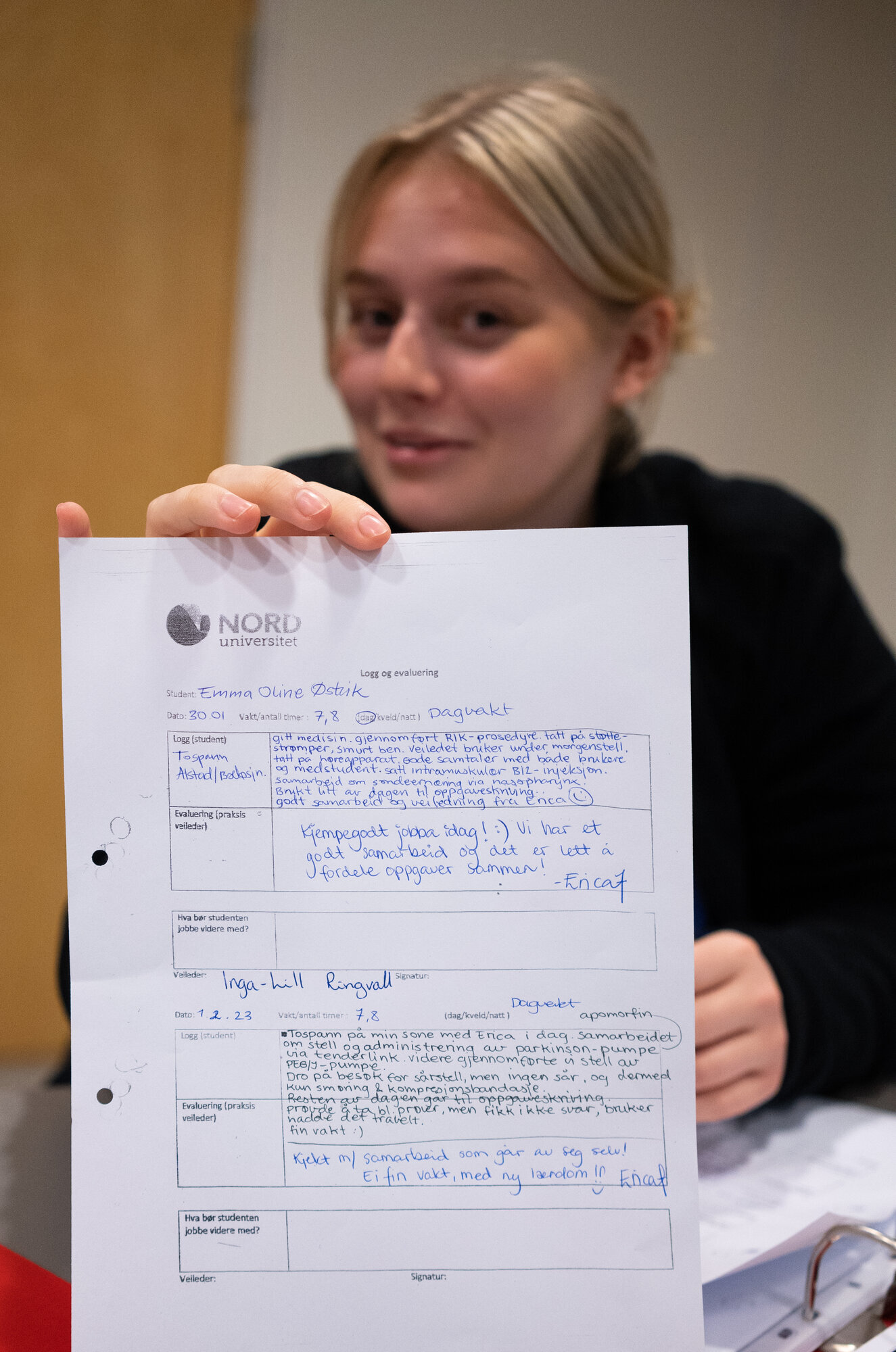 Emma Østvik viser en logg bildet viser Emma Østvik som viser en logg