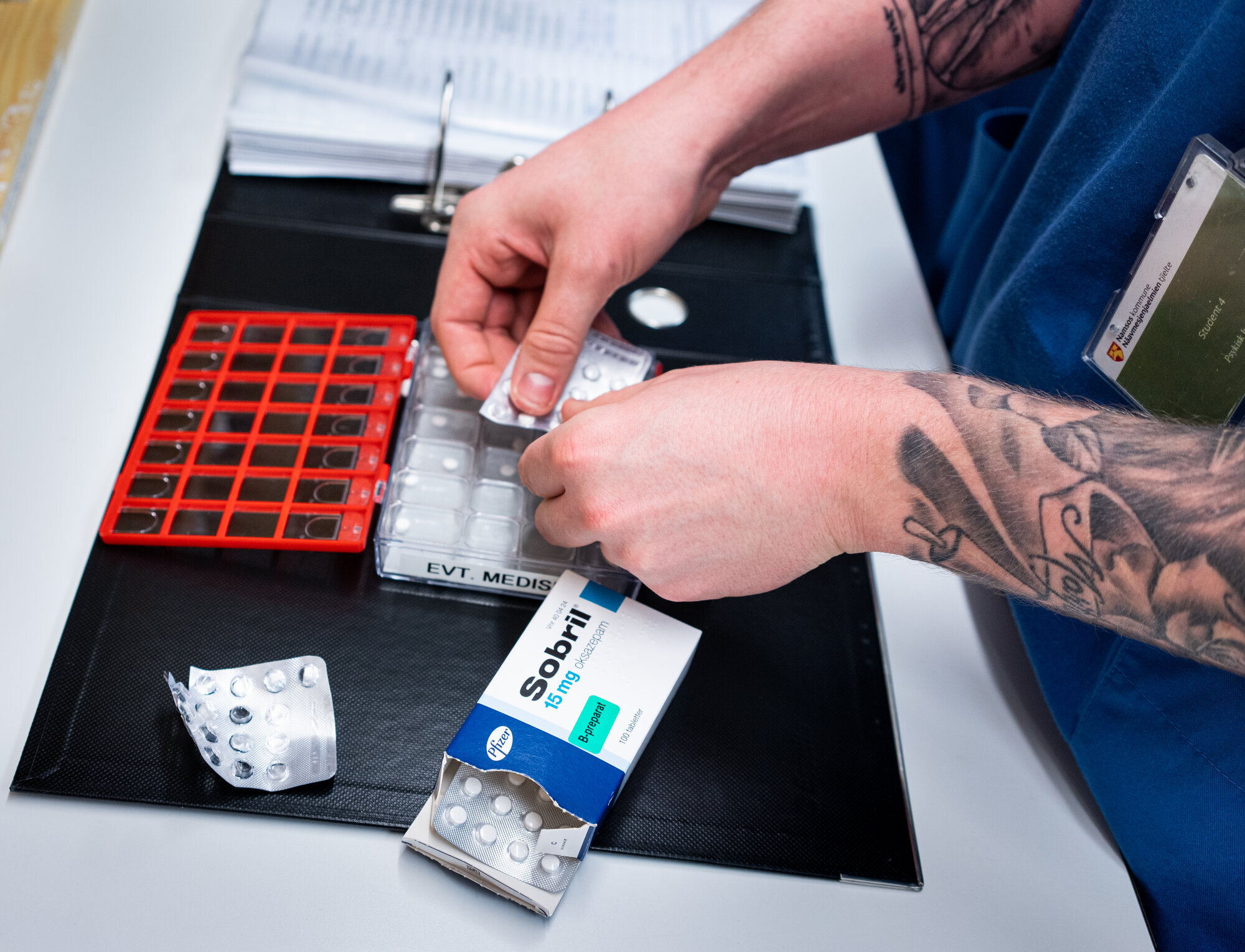 Modell fyller dosett med Sobril bildet viser at Modell fyller dosett med Sobril