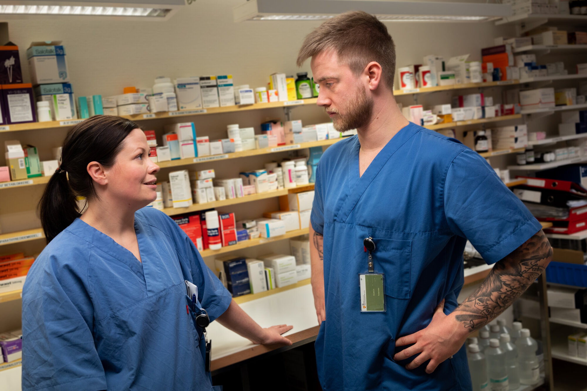 Camilla og Tobias på medisinrommet Bildet viser Camilla og Tobias på medisinrommet