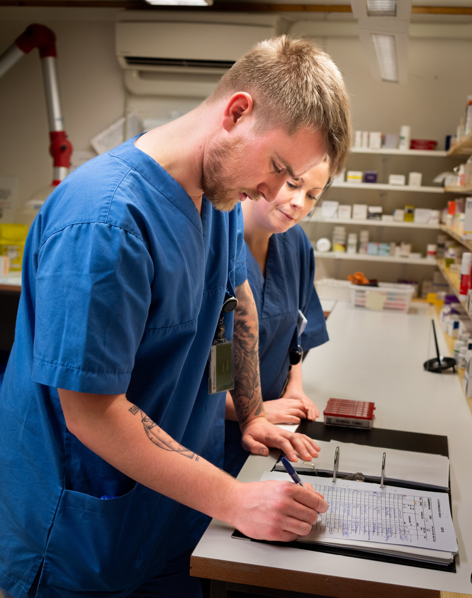 Tobias skriver på medisinrommet Bildet viser Tobias som skriver på medisinrommet