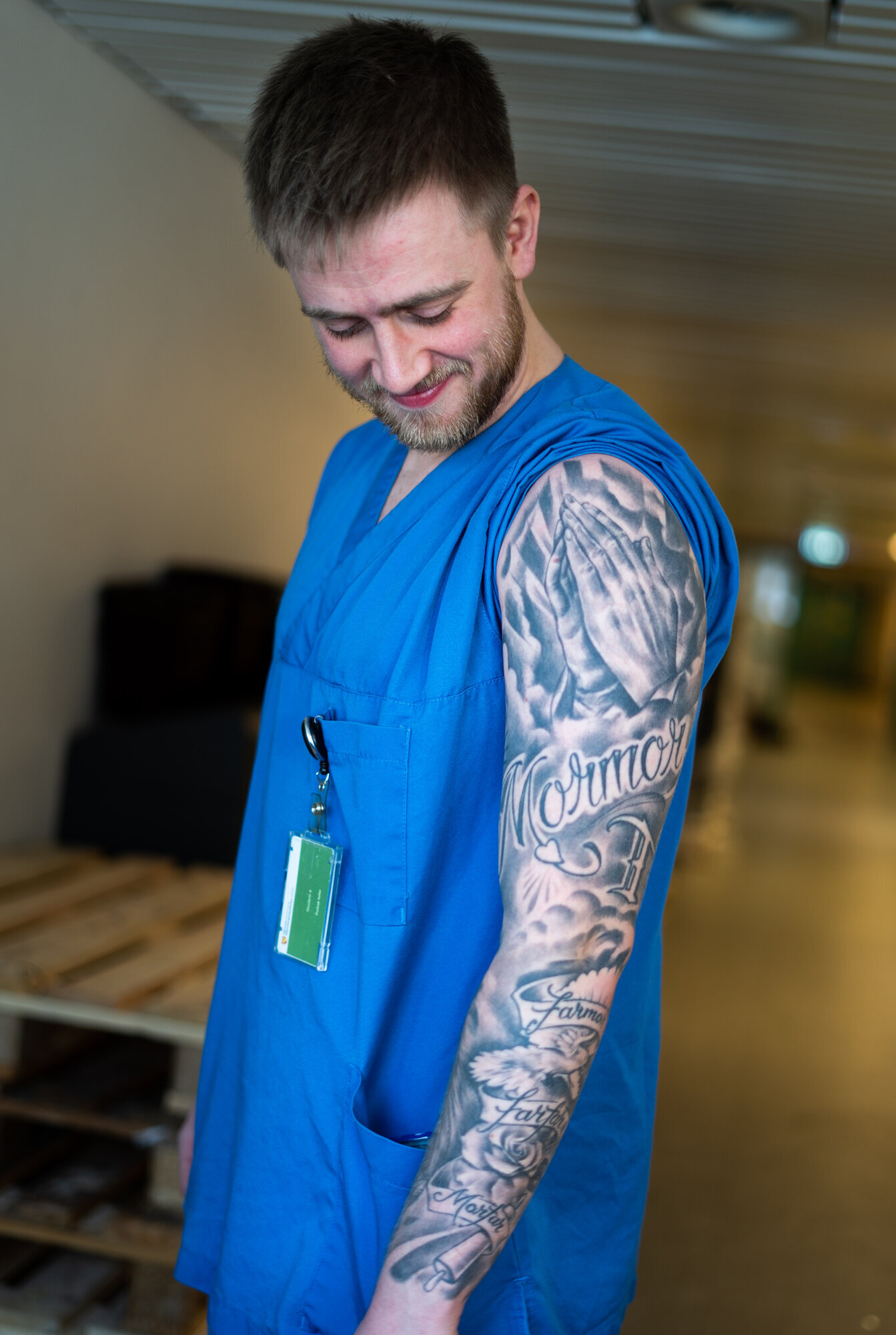 Modells tatoverte arm bildet viser Modells tatoverte arm